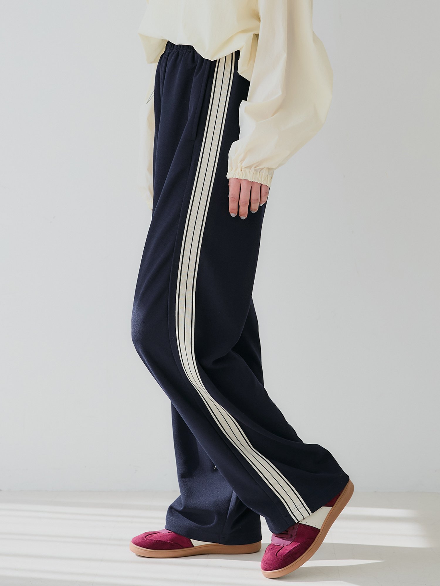 【コカ/COCA】のカットジョーゼットサイドラインパンツ インテリア・キッズ・メンズ・レディースファッション・服の通販 founy(ファニー) 　ファッション　Fashion　レディースファッション　Fashion for Women　パンツ　Pants & Trousers　ジョーゼット　Georgette, Semi-Sheer Fabric　スウェット / スエット　Sweatshirt, Sweatwear　スタイリッシュ　Stylish, Fashionable　スニーカー　Sneakers, Trainers　トレンド　Trend, Trending Now　ポケット　Pocket, Pocket Detail　ロング　Long, Long-Length　楽ちん　Easy Fit, Comfortable　おすすめ　Recommended / Our Picks　Navy|ID: prp329100004633846 ipo3291000000033581022