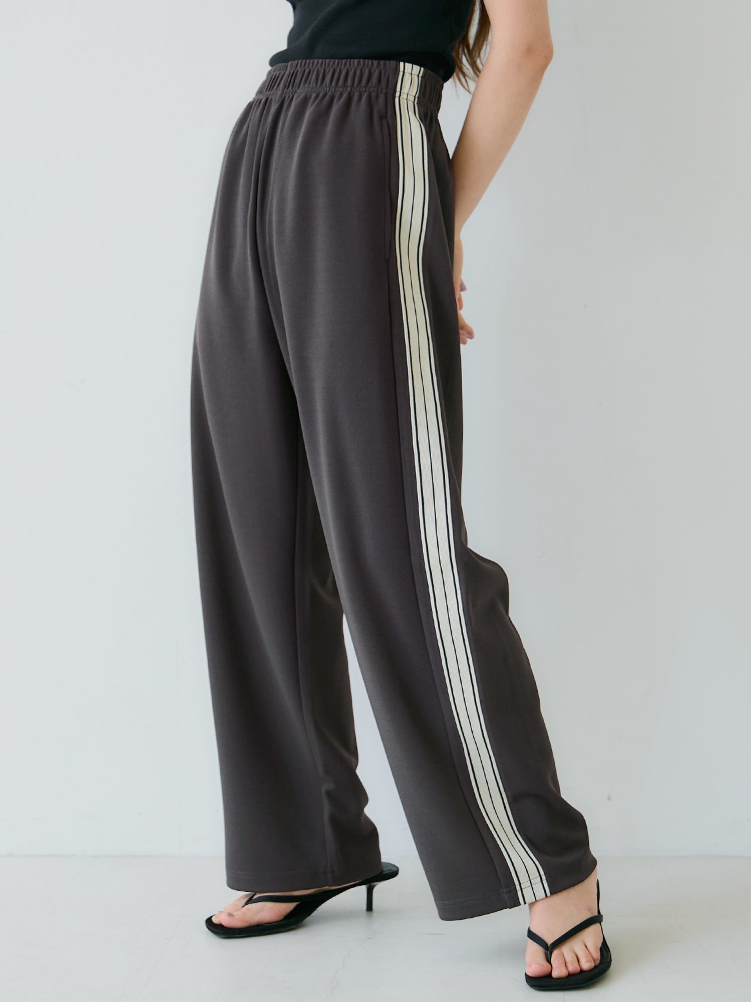 【コカ/COCA】のカットジョーゼットサイドラインパンツ インテリア・キッズ・メンズ・レディースファッション・服の通販 founy(ファニー) 　ファッション　Fashion　レディースファッション　Fashion for Women　パンツ　Pants & Trousers　ジョーゼット　Georgette, Semi-Sheer Fabric　スウェット / スエット　Sweatshirt, Sweatwear　スタイリッシュ　Stylish, Fashionable　スニーカー　Sneakers, Trainers　トレンド　Trend, Trending Now　ポケット　Pocket, Pocket Detail　ロング　Long, Long-Length　楽ちん　Easy Fit, Comfortable　おすすめ　Recommended / Our Picks　Charcoal|ID: prp329100004633846 ipo3291000000033581027