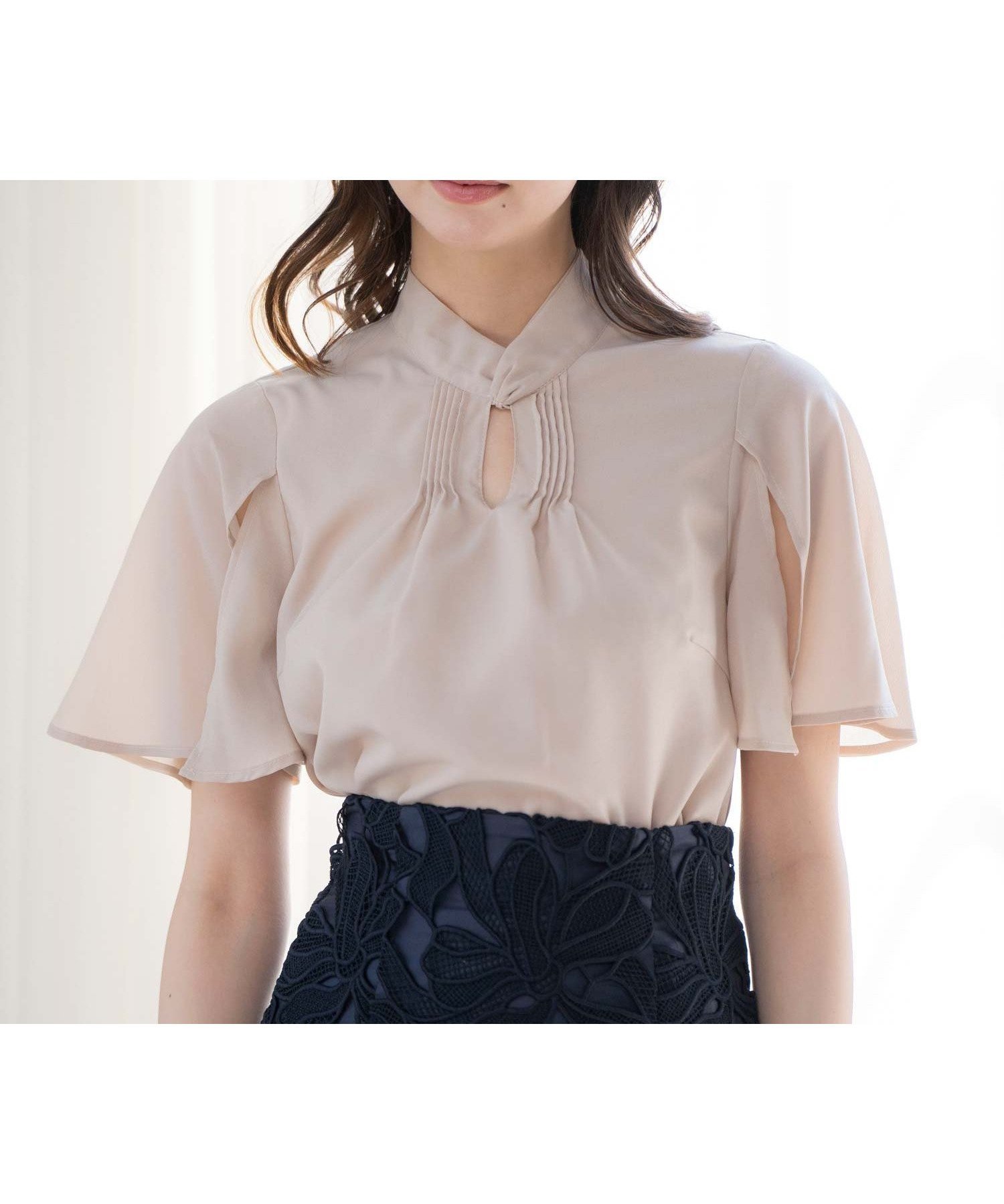 【ノエラ/Noela】のフレアスリーブツイストブラウス インテリア・キッズ・メンズ・レディースファッション・服の通販 founy(ファニー) 　ファッション　Fashion　レディースファッション　Fashion for Women　トップス・カットソー　Cut & Sew Tops　シャツ・ブラウス・オフィスカジュアル　Elegant Blouses & Button-Ups　とろみ　Fluid, Flowy Fabric　インナー　Innerwear　スリット　Slit, Slit Detail　ツイスト　Tweed, Tweed Fabric　ベーシック　Basic, Essential　ポケット　Pocket, Pocket Detail　エレガント 上品　Elegant　ベージュ|ID: prp329100004634381 ipo3291000000033557249