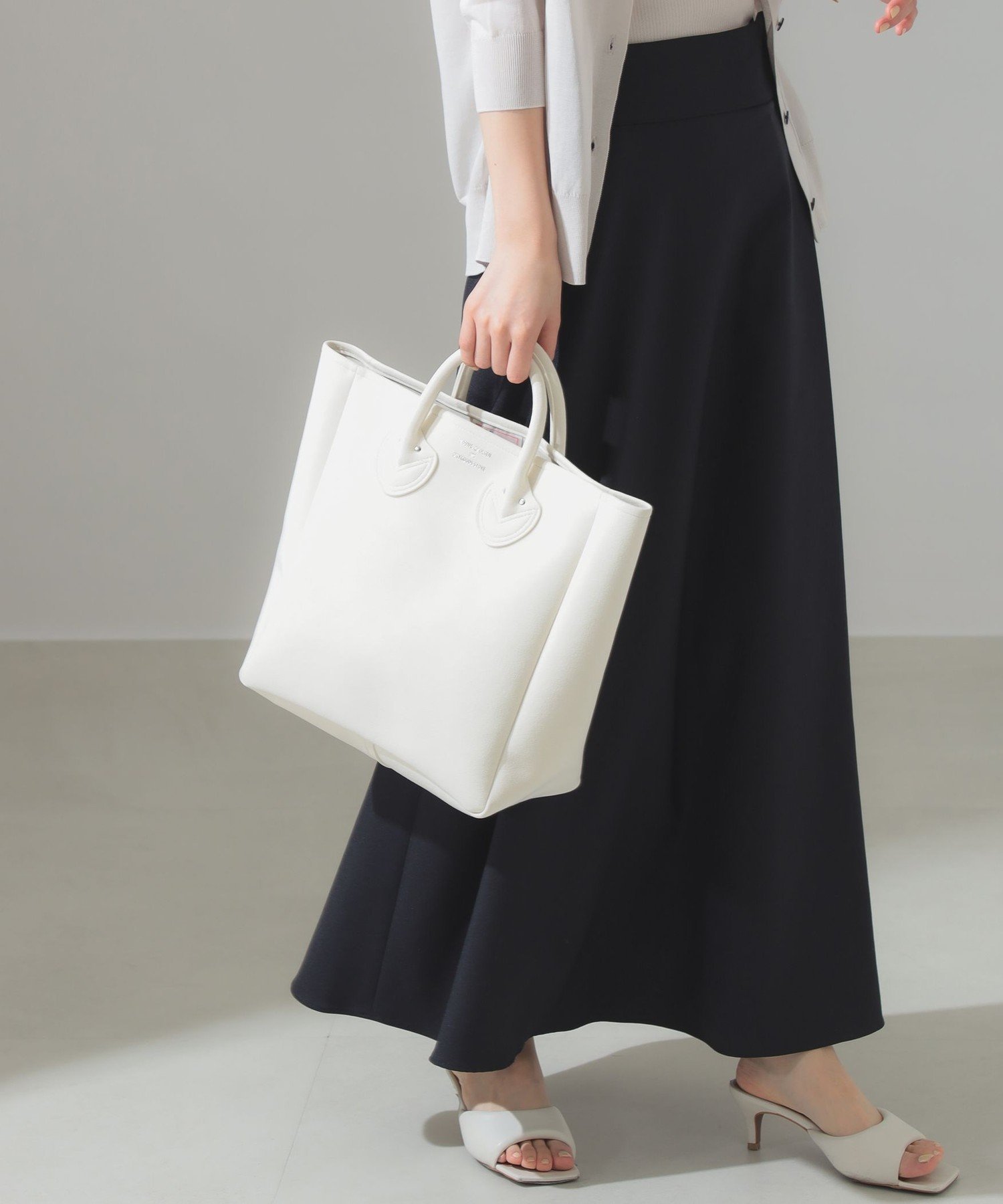 【デミルクス ビームス/Demi-Luxe BEAMS】の【8/7再値下げ】YOUNG OLSEN / スウェード トートバッグ 25SS M A4サイズ対応 通勤通学 オフィス ギフト インテリア・キッズ・メンズ・レディースファッション・服の通販 founy(ファニー) 　ファッション　Fashion　レディースファッション　Fashion for Women　バッグ　Bags　2025年　2025　2025春夏・S/S　Spring/Summer 2025 SS25　ギフト プレゼント　Gift / Present　ベーシック　Basic, Essential　エレガント 上品　Elegant　人気　Popular, Best Seller　ビジネス 仕事 通勤　Business / Work / Commuting　TAPIOKA_WHITE|ID: prp329100004634402 ipo3291000000033445670