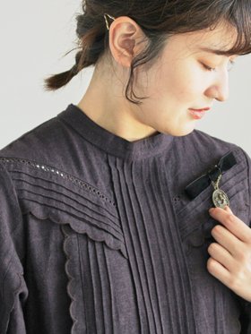 【サマンサモスモス/Samansa Mos2】の【WEB限定 Sサイズ】アンティーク風ブローチ付きワンピース 人気、トレンドファッション・服の通販 founy(ファニー) ファッション Fashion レディースファッション Fashion for Women ワンピース Dresses アンティーク Antique-Inspired ギャザー Gathered, Ruffled スカラップ Scallop, Scalloped Edge ブローチ Brooch, Pin Brooch モチーフ Motif, Design Theme ヨーク Yoke, Yoke Design リネン Linen, Linen Fabric リボン Ribbon, Bow エレガント 上品 Elegant |ID:prp329100004634871