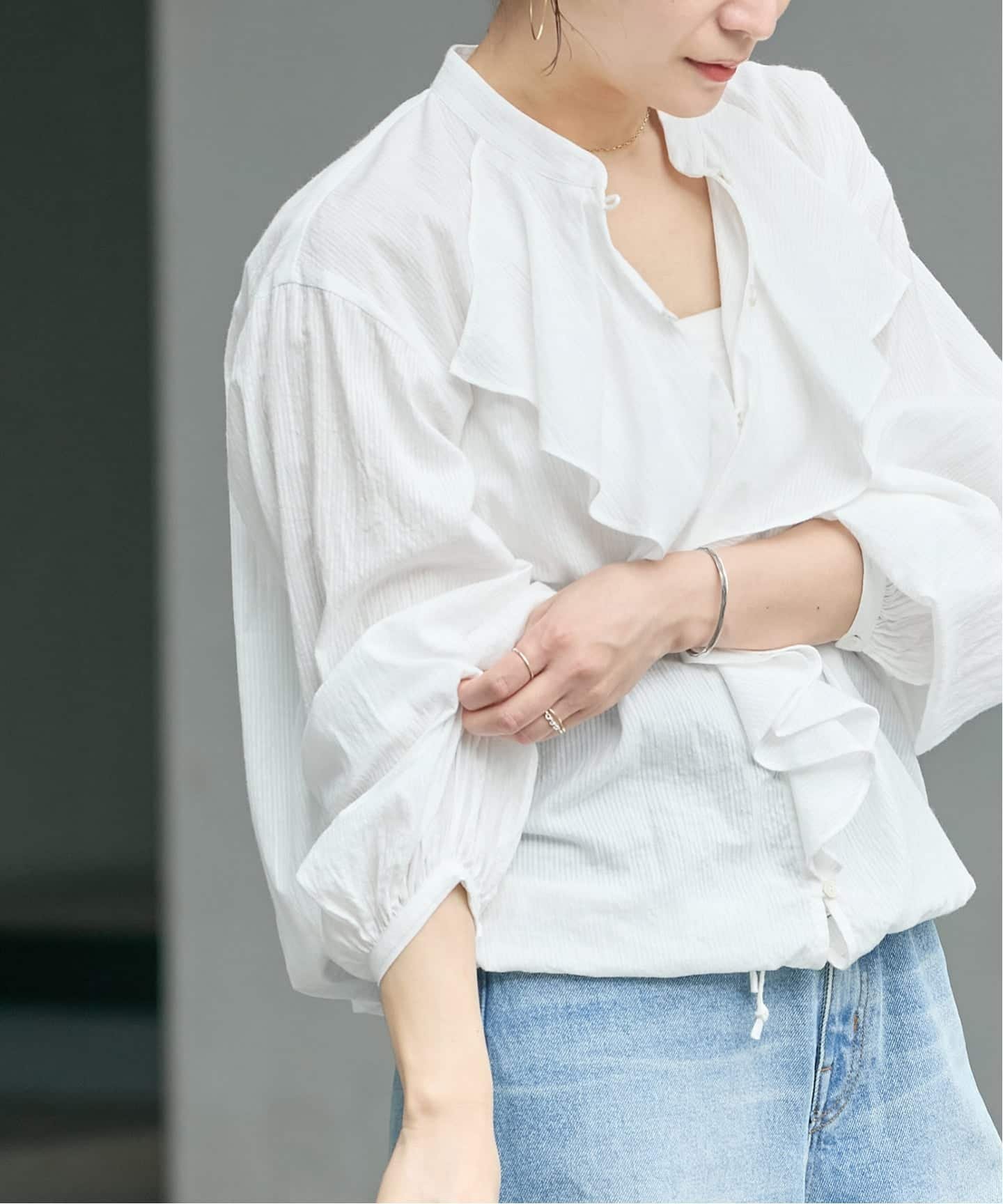 【ジャーナルスタンダード/JOURNAL STANDARD】のボイルストライプフリルブラウス インテリア・キッズ・メンズ・レディースファッション・服の通販 founy(ファニー) 　ファッション　Fashion　レディースファッション　Fashion for Women　トップス・カットソー　Cut & Sew Tops　シャツ・ブラウス・オフィスカジュアル　Elegant Blouses & Button-Ups　2025年　2025　2025-2026秋冬・A/W　Autumn/Winter 2025–26 AW25–26　ストライプ　Stripe, Striped Pattern　フリル　Frill, Ruffle　フロント　Front, Front Design　ブラウジング　Blouson Silhouette, Cinched Waist　羽織　Haori, Light Jacket　ホワイト|ID: prp329100004635127 ipo3291000000033650844