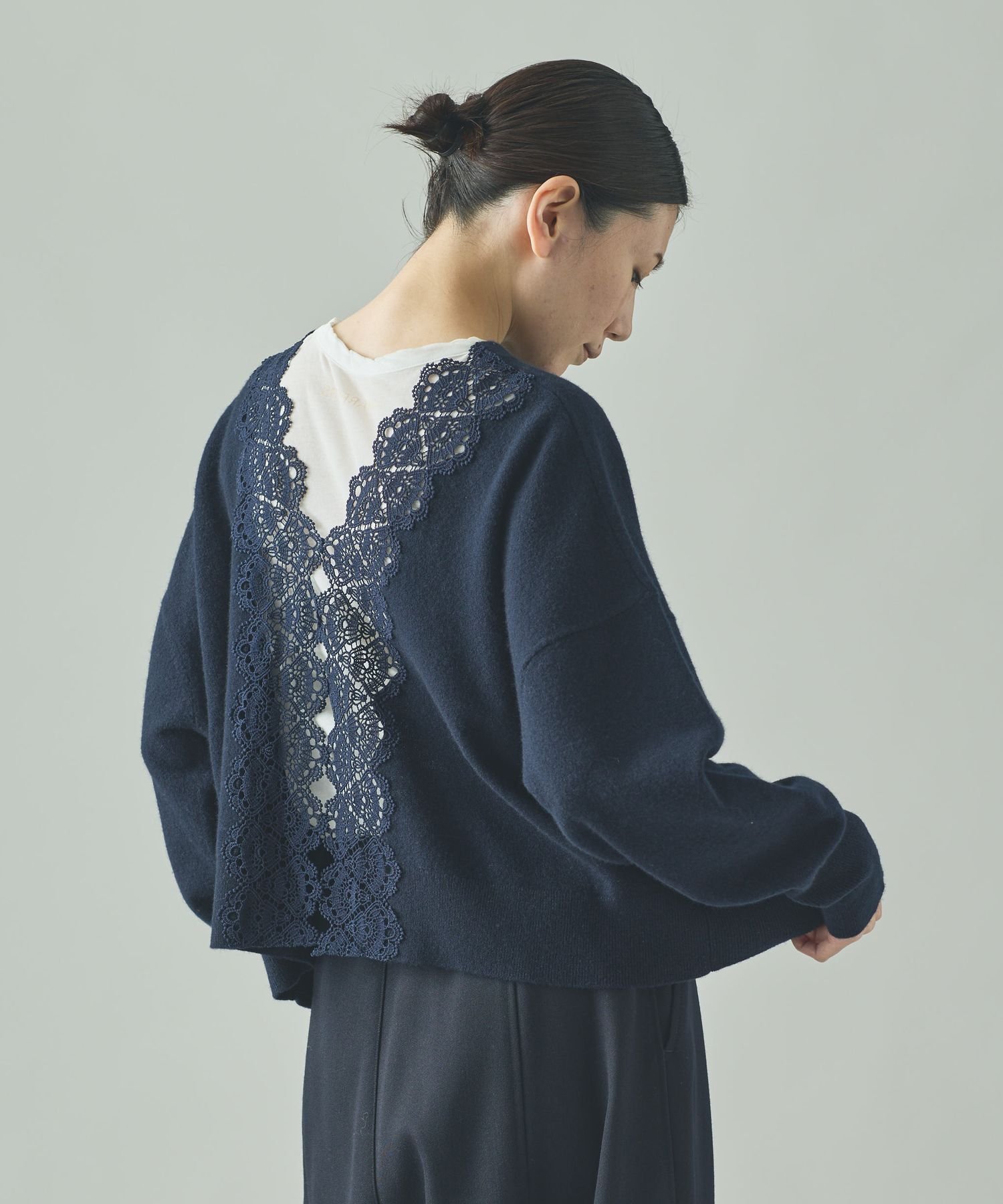 【カレンソロジー/Curensology】のバックレースニットプルオーバー インテリア・キッズ・メンズ・レディースファッション・服の通販 founy(ファニー) 　ファッション　Fashion　レディースファッション　Fashion for Women　トップス・カットソー　Cut & Sew Tops　ニット　Knit Tops & Sweaters　カジュアルプルオーバー・ニットトップス　Pullovers & Knit Tops / Casual Pullovers　エレガント 上品　Elegant　フェミニン　Feminine, Girly　ワイド　Wide, Wide Fit　洗える　Machine Washable　ネイビー|ID: prp329100004635179 ipo3291000000033905810