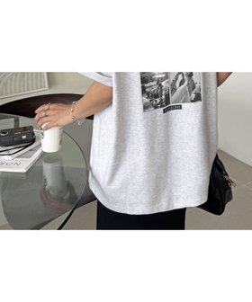 【ディスコート/Discoat】の【WEB限定】モノクロフォトバックプリントTシャツ 人気、トレンドファッション・服の通販 founy(ファニー) ファッション Fashion レディースファッション Fashion for Women トップス・カットソー Cut & Sew Tops シャツ・ブラウス・オフィスカジュアル Elegant Blouses & Button-Ups ロングTシャツ・Tシャツ Longline T-Shirts & Tees バッグ Bags シンプル Simple, Minimal フロント Front, Front Design プリント Print, Printed Pattern モノトーン Monotone, Black and White 無地 Plain, Solid Color |ID:prp329100004635927
