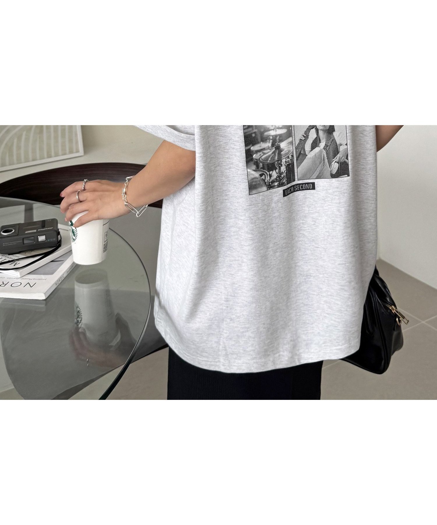 【ディスコート/Discoat】の【WEB限定】モノクロフォトバックプリントTシャツ インテリア・キッズ・メンズ・レディースファッション・服の通販 founy(ファニー) 　ファッション　Fashion　レディースファッション　Fashion for Women　トップス・カットソー　Cut & Sew Tops　シャツ・ブラウス・オフィスカジュアル　Elegant Blouses & Button-Ups　ロングTシャツ・Tシャツ　Longline T-Shirts & Tees　バッグ　Bags　シンプル　Simple, Minimal　フロント　Front, Front Design　プリント　Print, Printed Pattern　モノトーン　Monotone, Black and White　無地　Plain, Solid Color　アイボリー|ID: prp329100004635927 ipo3291000000033392700