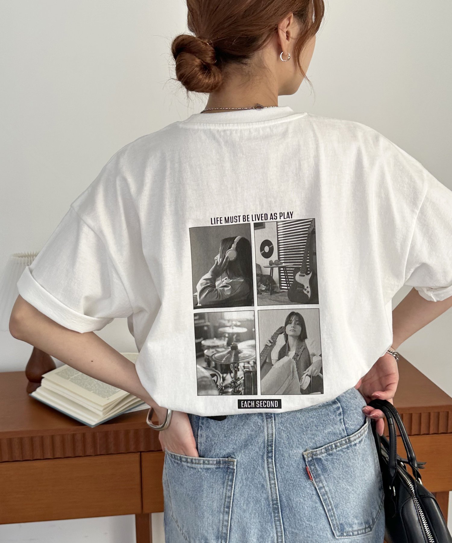 【ディスコート/Discoat】の【WEB限定】モノクロフォトバックプリントTシャツ インテリア・キッズ・メンズ・レディースファッション・服の通販 founy(ファニー) 　ファッション　Fashion　レディースファッション　Fashion for Women　トップス・カットソー　Cut & Sew Tops　シャツ・ブラウス・オフィスカジュアル　Elegant Blouses & Button-Ups　ロングTシャツ・Tシャツ　Longline T-Shirts & Tees　バッグ　Bags　シンプル　Simple, Minimal　フロント　Front, Front Design　プリント　Print, Printed Pattern　モノトーン　Monotone, Black and White　無地　Plain, Solid Color　ホワイト|ID: prp329100004635927 ipo3291000000033392701
