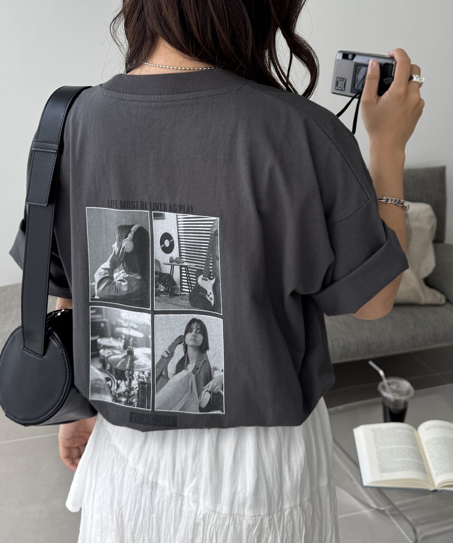 【ディスコート/Discoat】の【WEB限定】モノクロフォトバックプリントTシャツ インテリア・キッズ・メンズ・レディースファッション・服の通販 founy(ファニー) 　ファッション　Fashion　レディースファッション　Fashion for Women　トップス・カットソー　Cut & Sew Tops　シャツ・ブラウス・オフィスカジュアル　Elegant Blouses & Button-Ups　ロングTシャツ・Tシャツ　Longline T-Shirts & Tees　バッグ　Bags　シンプル　Simple, Minimal　フロント　Front, Front Design　プリント　Print, Printed Pattern　モノトーン　Monotone, Black and White　無地　Plain, Solid Color　チャコールグレー|ID: prp329100004635927 ipo3291000000033392702