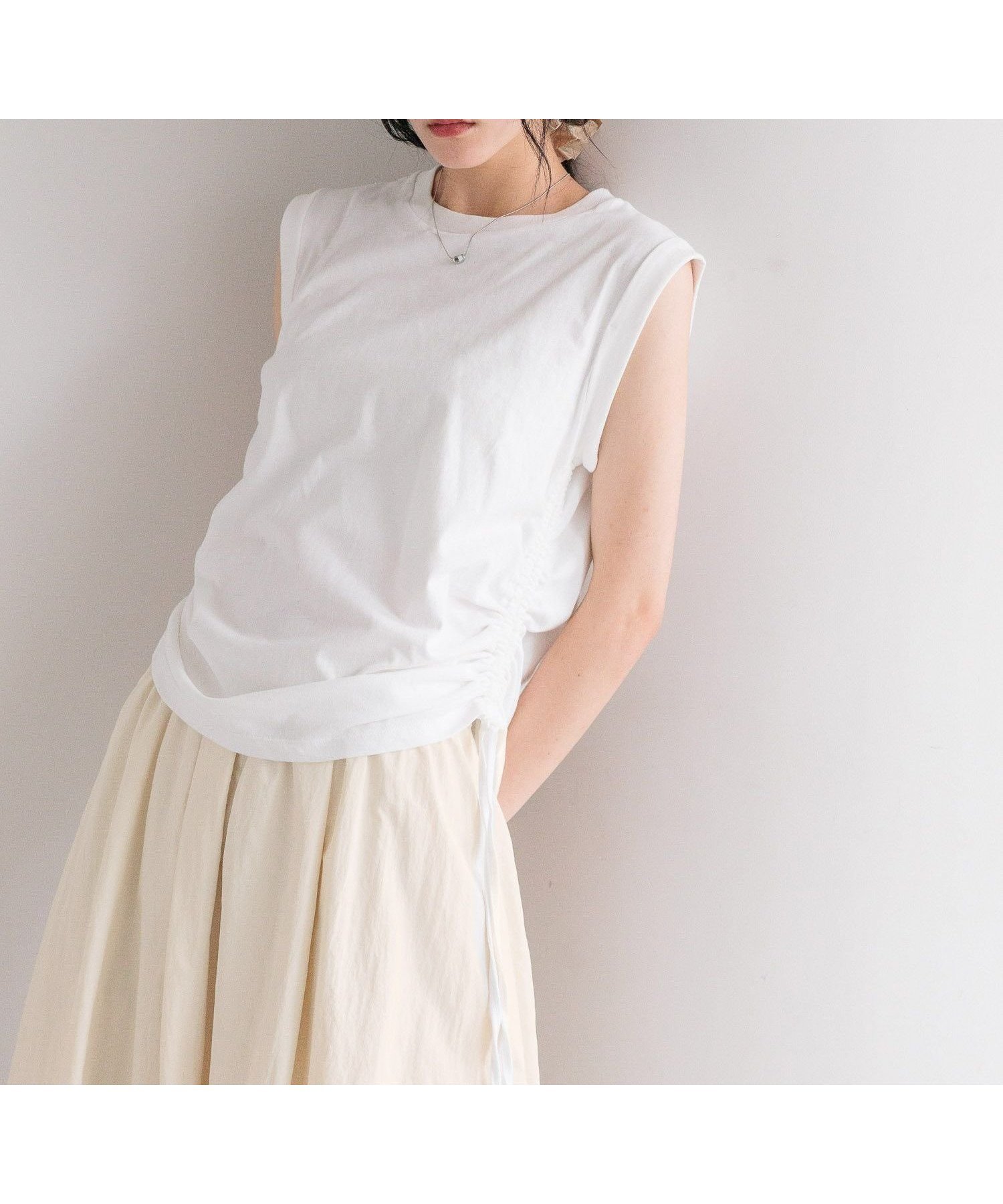 【ローリーズファーム/LOWRYS FARM】のドロストノースリーブ インテリア・キッズ・メンズ・レディースファッション・服の通販 founy(ファニー) 　ファッション　Fashion　レディースファッション　Fashion for Women　トップス・カットソー　Cut & Sew Tops　キャミソール&ノースリーブ　Camisoles & Sleeveless Tops　おすすめ　Recommended / Our Picks　ノースリーブ　Sleeveless, No-Sleeve　ワイド　Wide, Wide Fit　オフホワイト|ID: prp329100004636198 ipo3291000000033397422