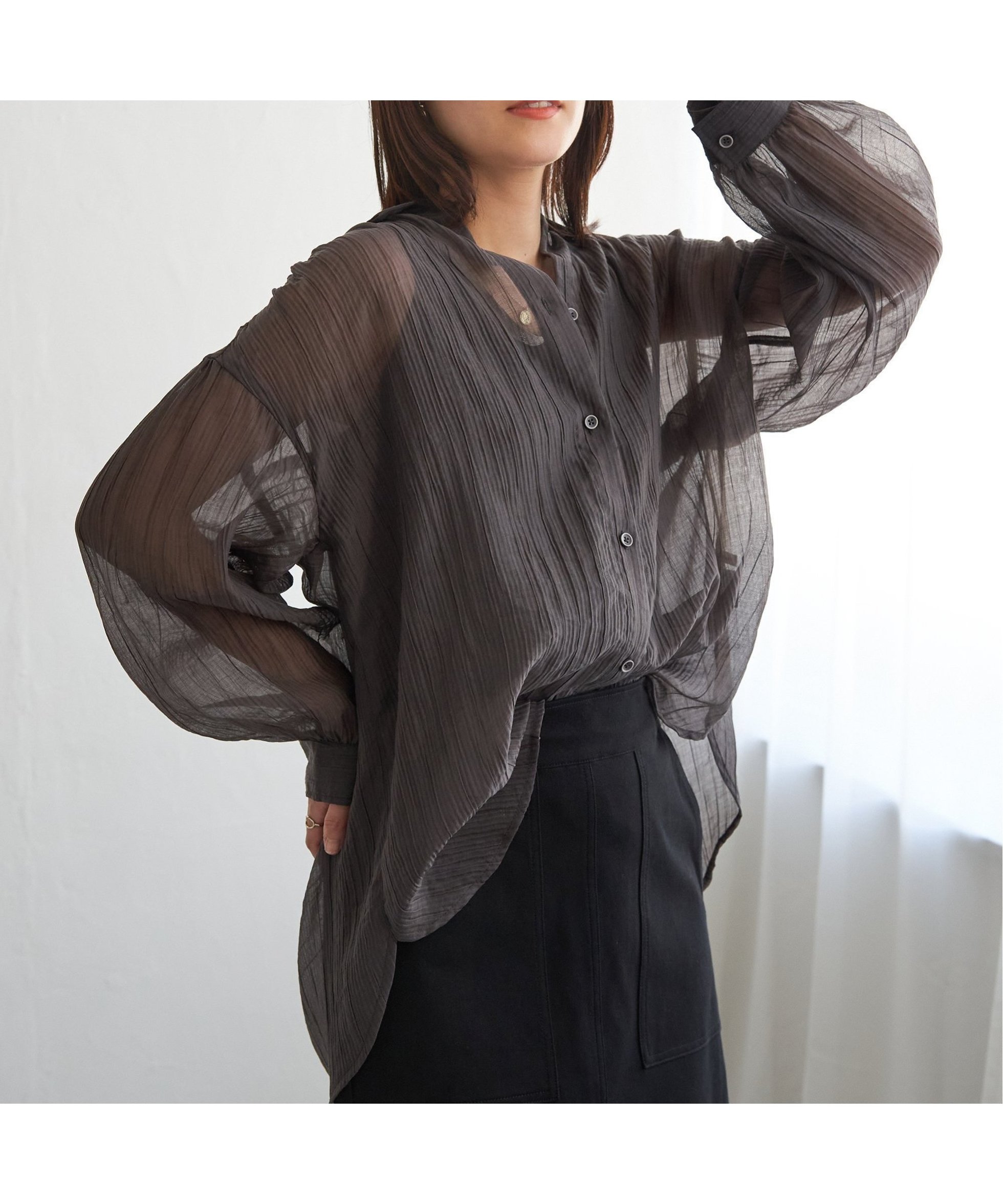 【イッカ/ikka】のシアーバックシャーリングシャツ インテリア・キッズ・メンズ・レディースファッション・服の通販 founy(ファニー) 　ファッション　Fashion　レディースファッション　Fashion for Women　トップス・カットソー　Cut & Sew Tops　シャツ・ブラウス・オフィスカジュアル　Elegant Blouses & Button-Ups　シアー　Sheer, See-Through　シャーリング　Shirring, Ruched　チャコール|ID: prp329100004636419 ipo3291000000033548410