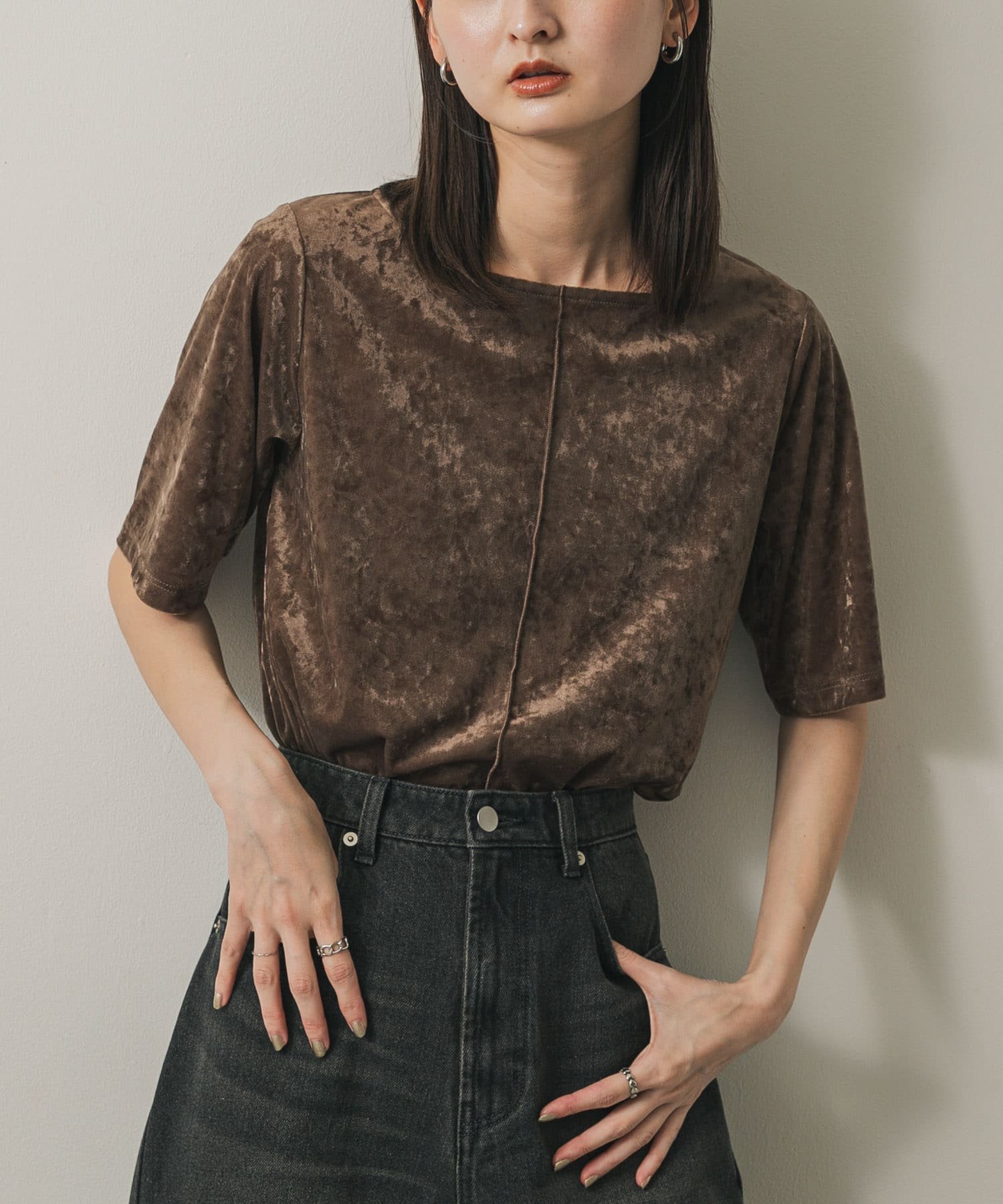 【センスオブプレイス/SENSE OF PLACE by URBAN RESEARCH】のシアーベロアTシャツ(半袖) インテリア・キッズ・メンズ・レディースファッション・服の通販 founy(ファニー) 　ファッション　Fashion　レディースファッション　Fashion for Women　トップス・カットソー　Cut & Sew Tops　シャツ・ブラウス・オフィスカジュアル　Elegant Blouses & Button-Ups　ロングTシャツ・Tシャツ　Longline T-Shirts & Tees　ベロアトップス　Velour Tops / Velvet-Look Items　コンパクト　Compact, Small Size　シンプル　Simple, Minimal　フィット　Fit, Slim Fit　ベロア　Velour, Soft Velvet　エレガント 上品　Elegant　半袖　Short Sleeve, Half Sleeve　MOCHA|ID: prp329100004636980 ipo3291000000033835960