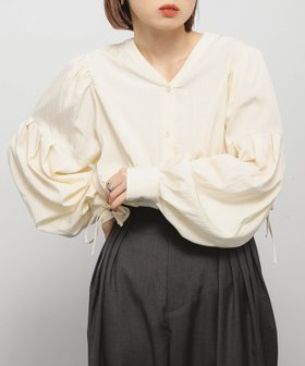 【ケービーエフ/KBF / URBAN RESEARCH】のVネックボリュームブラウス 人気、トレンドファッション・服の通販 founy(ファニー) ファッション Fashion レディースファッション Fashion for Women トップス・カットソー Cut & Sew Tops シャツ・ブラウス・オフィスカジュアル Elegant Blouses & Button-Ups Vネックトップス V-Neck Tops / V-Cut Neckline Shirts 2025年 2025 2025-2026秋冬・A/W Autumn/Winter 2025–26 AW25–26 冬 Winter / This Winter ギャザー Gathered, Ruffled スラックス Slacks, Dress Pants スリーブ Sleeve, Long Sleeve / Short Sleeve デコルテ Décolleté, Neckline ブラウジング Blouson Silhouette, Cinched Waist ボトム Bottoms, Lower Wear 切替 Switching, Contrast Panel A/W・秋冬 Autumn/Winter |ID:prp329100004638620
