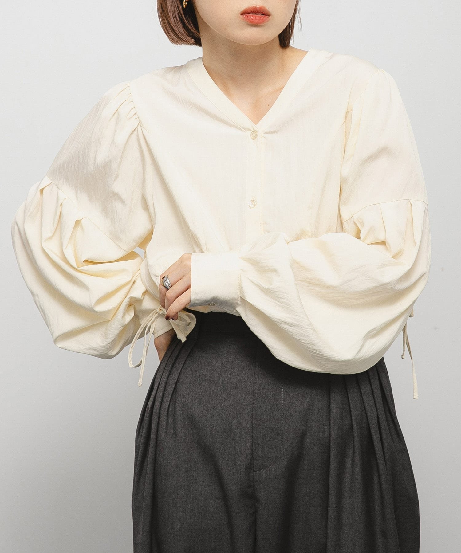 【ケービーエフ/KBF / URBAN RESEARCH】のVネックボリュームブラウス インテリア・キッズ・メンズ・レディースファッション・服の通販 founy(ファニー) 　ファッション　Fashion　レディースファッション　Fashion for Women　トップス・カットソー　Cut & Sew Tops　シャツ・ブラウス・オフィスカジュアル　Elegant Blouses & Button-Ups　Vネックトップス　V-Neck Tops / V-Cut Neckline Shirts　2025年　2025　2025-2026秋冬・A/W　Autumn/Winter 2025–26 AW25–26　冬　Winter / This Winter　ギャザー　Gathered, Ruffled　スラックス　Slacks, Dress Pants　スリーブ　Sleeve, Long Sleeve / Short Sleeve　デコルテ　Décolleté, Neckline　ブラウジング　Blouson Silhouette, Cinched Waist　ボトム　Bottoms, Lower Wear　切替　Switching, Contrast Panel　A/W・秋冬　Autumn/Winter　CREAM|ID: prp329100004638620 ipo3291000000033432947