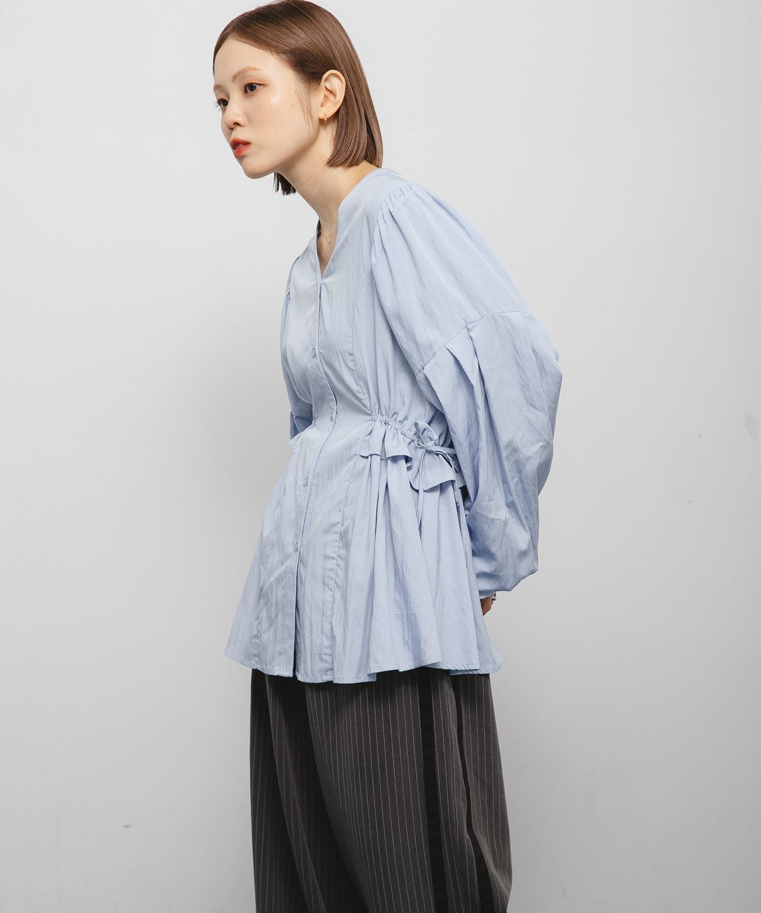 【ケービーエフ/KBF / URBAN RESEARCH】のVネックボリュームブラウス インテリア・キッズ・メンズ・レディースファッション・服の通販 founy(ファニー) 　ファッション　Fashion　レディースファッション　Fashion for Women　トップス・カットソー　Cut & Sew Tops　シャツ・ブラウス・オフィスカジュアル　Elegant Blouses & Button-Ups　Vネックトップス　V-Neck Tops / V-Cut Neckline Shirts　2025年　2025　2025-2026秋冬・A/W　Autumn/Winter 2025–26 AW25–26　冬　Winter / This Winter　ギャザー　Gathered, Ruffled　スラックス　Slacks, Dress Pants　スリーブ　Sleeve, Long Sleeve / Short Sleeve　デコルテ　Décolleté, Neckline　ブラウジング　Blouson Silhouette, Cinched Waist　ボトム　Bottoms, Lower Wear　切替　Switching, Contrast Panel　A/W・秋冬　Autumn/Winter　L.BLUE|ID: prp329100004638620 ipo3291000000033432950