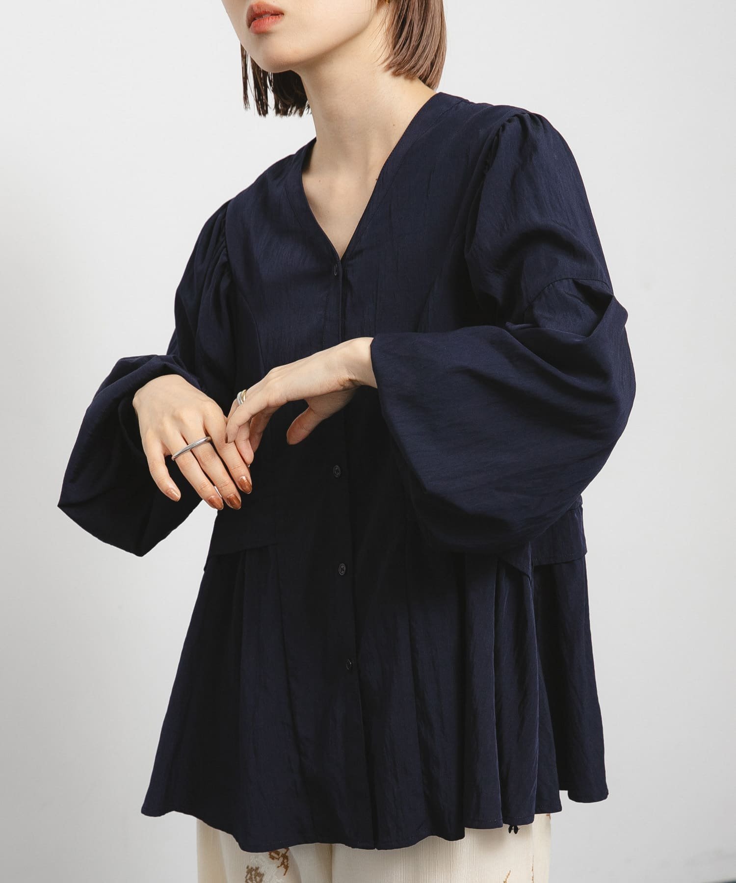 【ケービーエフ/KBF / URBAN RESEARCH】のVネックボリュームブラウス インテリア・キッズ・メンズ・レディースファッション・服の通販 founy(ファニー) 　ファッション　Fashion　レディースファッション　Fashion for Women　トップス・カットソー　Cut & Sew Tops　シャツ・ブラウス・オフィスカジュアル　Elegant Blouses & Button-Ups　Vネックトップス　V-Neck Tops / V-Cut Neckline Shirts　2025年　2025　2025-2026秋冬・A/W　Autumn/Winter 2025–26 AW25–26　冬　Winter / This Winter　ギャザー　Gathered, Ruffled　スラックス　Slacks, Dress Pants　スリーブ　Sleeve, Long Sleeve / Short Sleeve　デコルテ　Décolleté, Neckline　ブラウジング　Blouson Silhouette, Cinched Waist　ボトム　Bottoms, Lower Wear　切替　Switching, Contrast Panel　A/W・秋冬　Autumn/Winter　NAVY|ID: prp329100004638620 ipo3291000000033432952