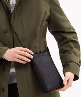【コーチ/COACH / MEN】の【公式】ランヤード クロスボディ バッグ・シグネチャー キャンバス 人気、トレンドファッション・服の通販 founy(ファニー) ファッション Fashion メンズファッション Fashion for Men バッグ Bags キャンバス Canvas, Canvas Fabric ポケット Pocket, Pocket Detail マグネット Magnet, Magnetic Closure ラップ Wrap, Wrap Design 財布 Wallet, Purse |ID:prp329100004638781