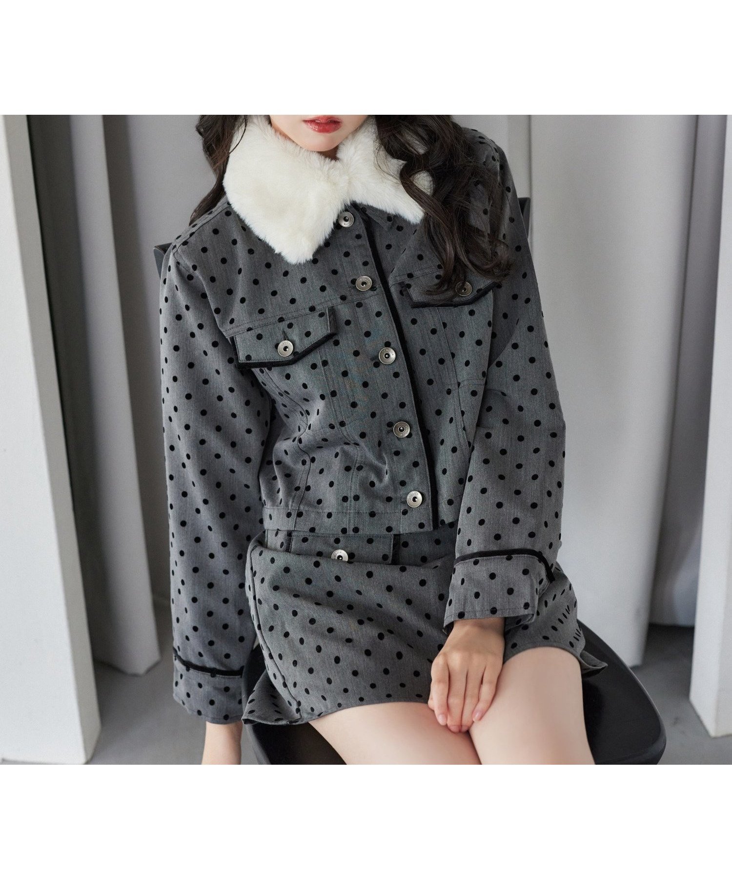 【ナイスクラップ/NICE CLAUP】の【即日発送】衿ファー配色ジャケット インテリア・キッズ・メンズ・レディースファッション・服の通販 founy(ファニー) 　ファッション　Fashion　レディースファッション　Fashion for Women　アウター　Coat / Outerwear Collection　レディースジャケット・軽アウター　Jackets　インディゴ　Indigo Denim　コンパクト　Compact, Small Size　ショート　Short, Short Length　ジャケット　Jacket, Outerwear　セットアップ　Set-Up, Coordinated Outfit　デニム　Denim, Jeans Material　トレンド　Trend, Trending Now　バランス　Balance, Style Balance　フェイクファー　Faux Fur, Imitation Fur　ブリーチ　Bleach, Washed Finish　羽織　Haori, Light Jacket　ミニスカート　Mini Skirt, Short Skirt　おすすめ　Recommended / Our Picks　2025年　2025　2025-2026秋冬・A/W　Autumn/Winter 2025–26 AW25–26　ドット|ID: prp329100004638924 ipo3291000000034498383