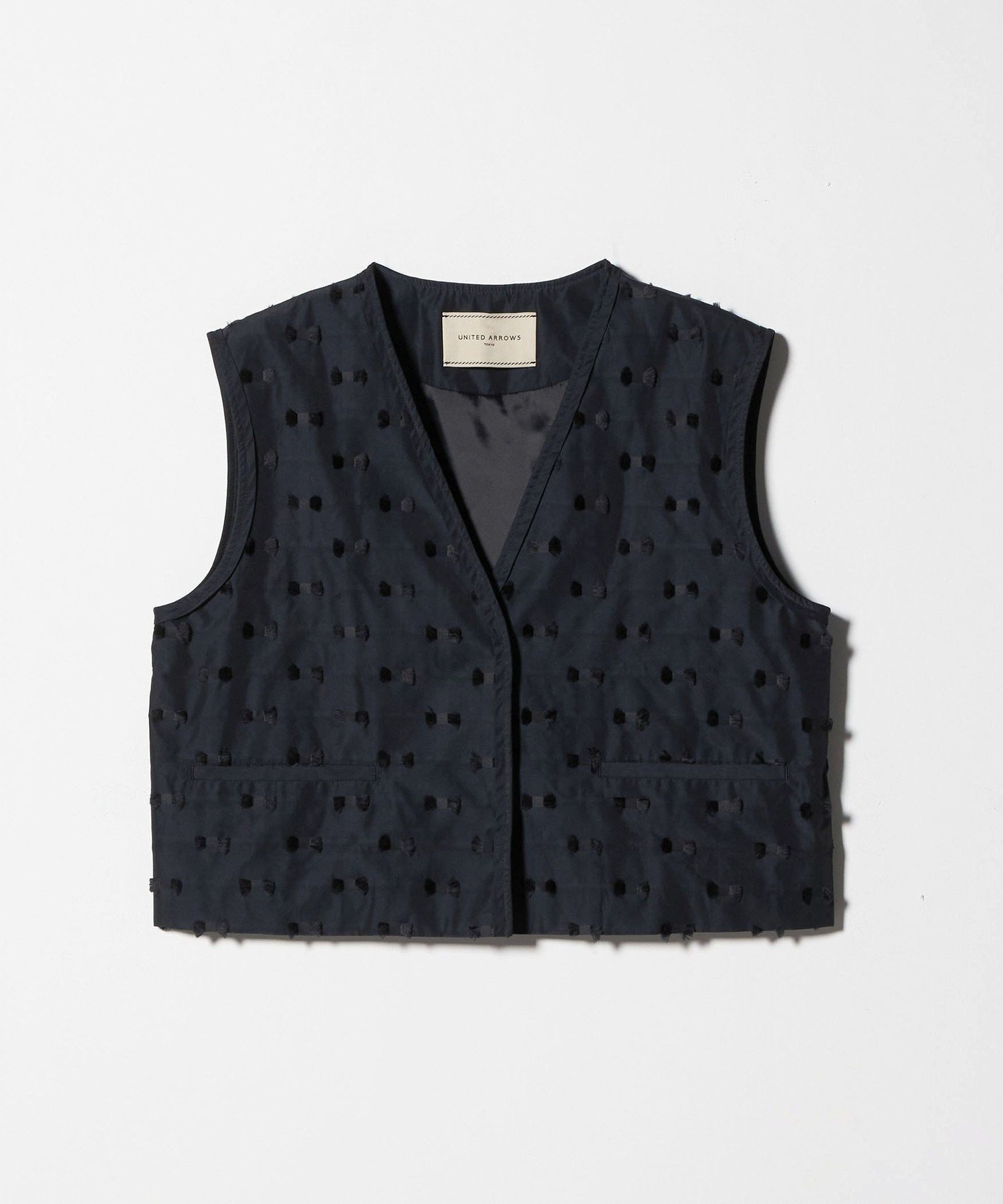 【ユナイテッドアローズ/UNITED ARROWS】のリボン カットジャガード ベスト -ウォッシャブル- インテリア・キッズ・メンズ・レディースファッション・服の通販 founy(ファニー) 　ファッション　Fashion　レディースファッション　Fashion for Women　アウター　Coat / Outerwear Collection　トップス・カットソー　Cut & Sew Tops　ベスト&ジレ / 重ね着スタイル　Vests & Gilets　おすすめ　Recommended / Our Picks　ウォッシャブル　Machine Washable　カットジャガード　Cut Jacquard　ショート　Short, Short Length　シンプル　Simple, Minimal　セットアップ　Set-Up, Coordinated Outfit　タフタ　Taffeta, Structured Fabric　パイピング　Piping, Trim Design　ベスト　Vest, Waistcoat　リボン　Ribbon, Bow　無地　Plain, Solid Color　NAVY|ID: prp329100004638987 ipo3291000000033437632