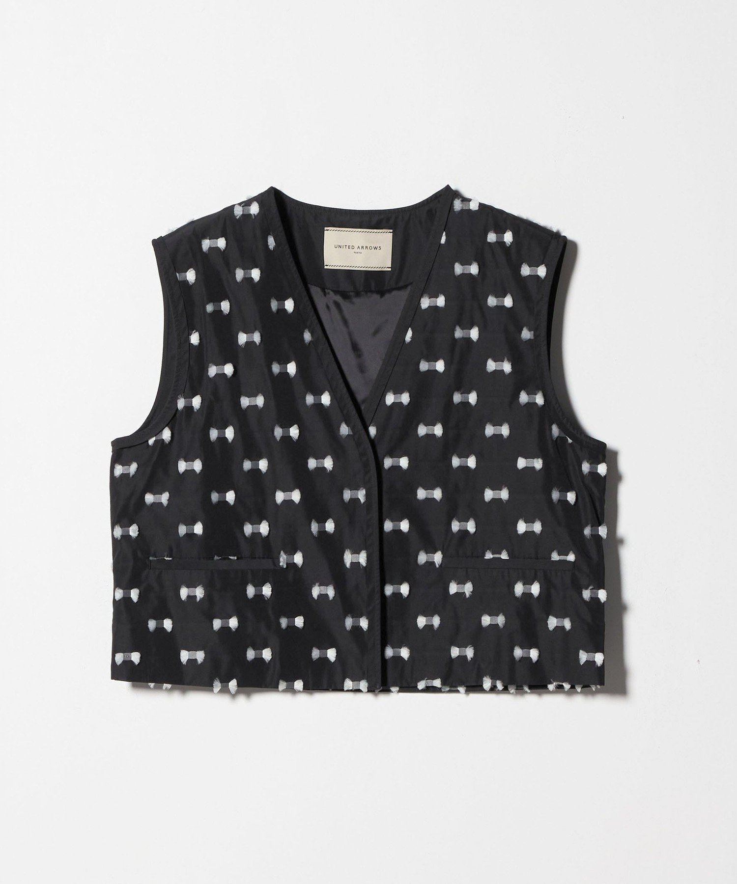 【ユナイテッドアローズ/UNITED ARROWS】のリボン カットジャガード ベスト -ウォッシャブル- インテリア・キッズ・メンズ・レディースファッション・服の通販 founy(ファニー) 　ファッション　Fashion　レディースファッション　Fashion for Women　アウター　Coat / Outerwear Collection　トップス・カットソー　Cut & Sew Tops　ベスト&ジレ / 重ね着スタイル　Vests & Gilets　おすすめ　Recommended / Our Picks　ウォッシャブル　Machine Washable　カットジャガード　Cut Jacquard　ショート　Short, Short Length　シンプル　Simple, Minimal　セットアップ　Set-Up, Coordinated Outfit　タフタ　Taffeta, Structured Fabric　パイピング　Piping, Trim Design　ベスト　Vest, Waistcoat　リボン　Ribbon, Bow　無地　Plain, Solid Color　BLACK|ID: prp329100004638987 ipo3291000000033437633