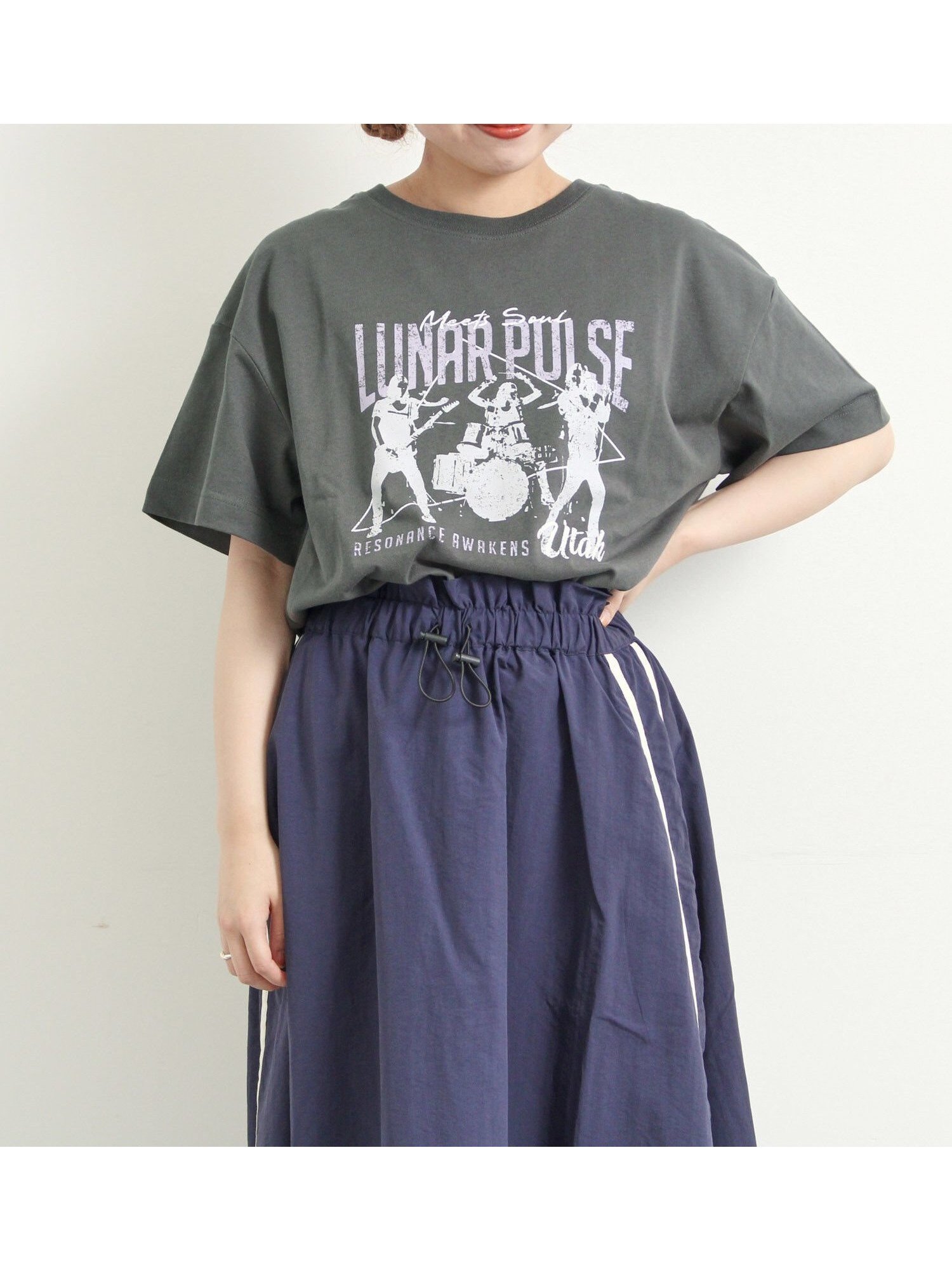 【サマンサモスモス/Samansa Mos2】の接触冷感 バンドモチーフアソートプリントTシャツ インテリア・キッズ・メンズ・レディースファッション・服の通販 founy(ファニー) 　ファッション　Fashion　レディースファッション　Fashion for Women　トップス・カットソー　Cut & Sew Tops　シャツ・ブラウス・オフィスカジュアル　Elegant Blouses & Button-Ups　ロングTシャツ・Tシャツ　Longline T-Shirts & Tees　モチーフ　Motif, Design Theme　チャコールグレー|ID: prp329100004639034 ipo3291000000033625128