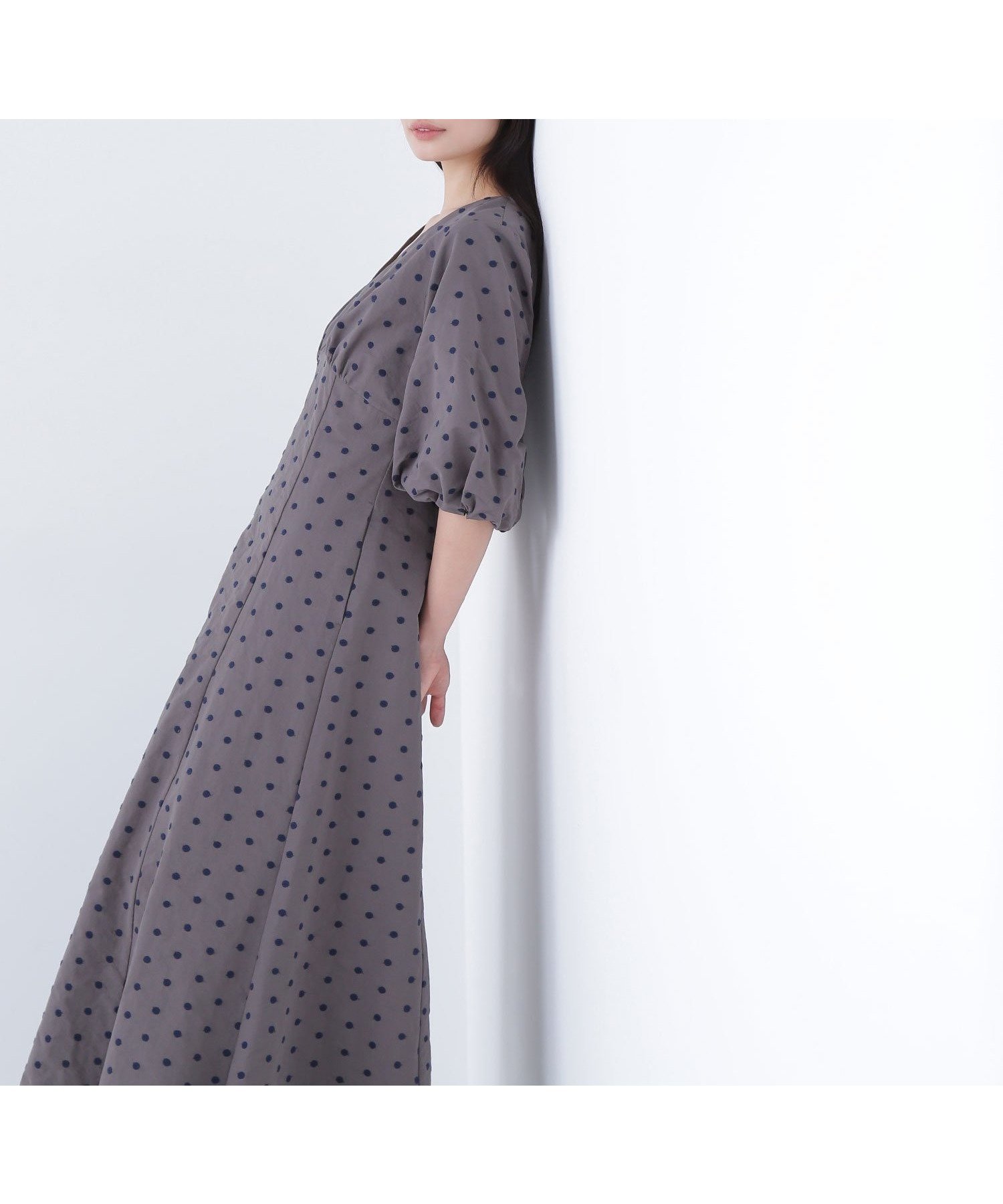 【ナチュラル ビューティー ベーシック/NATURAL BEAUTY BASIC】のドット刺繍タフタワンピース インテリア・キッズ・メンズ・レディースファッション・服の通販 founy(ファニー) 　ファッション　Fashion　レディースファッション　Fashion for Women　ワンピース　Dresses　スリーブ　Sleeve, Long Sleeve / Short Sleeve　タフタ　Taffeta, Structured Fabric　ダウン　Down, Puffer　ドット　Polka Dot, Dot Pattern　フェザー　Feather, Feather Detail　ポケット　Pocket, Pocket Detail　グレー×ネイビー2|ID: prp329100004639523 ipo3291000000033612501