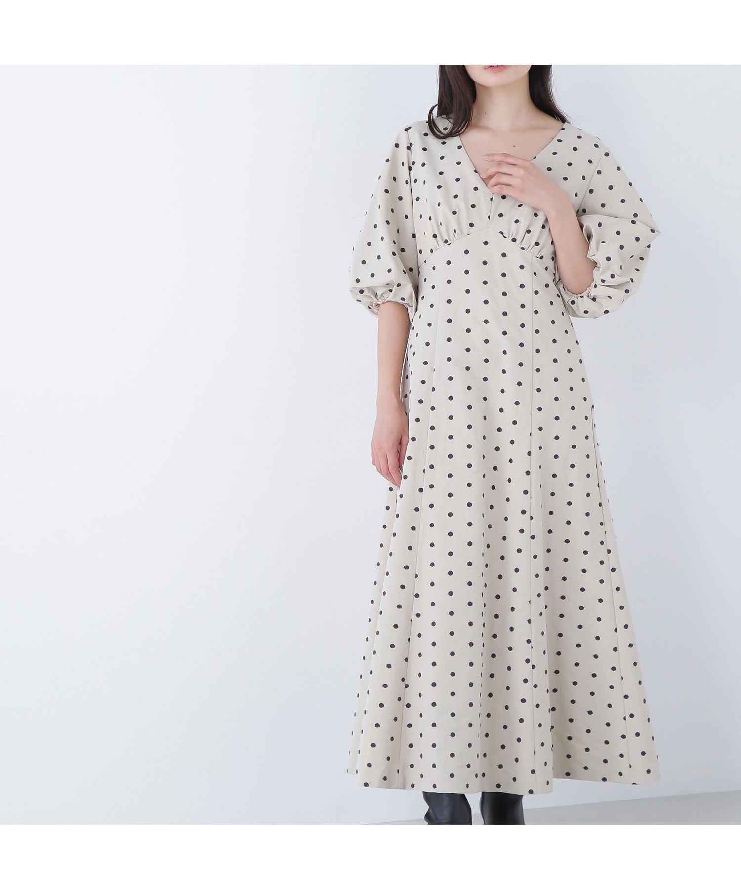 【ナチュラル ビューティー ベーシック/NATURAL BEAUTY BASIC】のドット刺繍タフタワンピース インテリア・キッズ・メンズ・レディースファッション・服の通販 founy(ファニー) 　ファッション　Fashion　レディースファッション　Fashion for Women　ワンピース　Dresses　スリーブ　Sleeve, Long Sleeve / Short Sleeve　タフタ　Taffeta, Structured Fabric　ダウン　Down, Puffer　ドット　Polka Dot, Dot Pattern　フェザー　Feather, Feather Detail　ポケット　Pocket, Pocket Detail　ベージュ×チャコール2|ID: prp329100004639523 ipo3291000000033612502