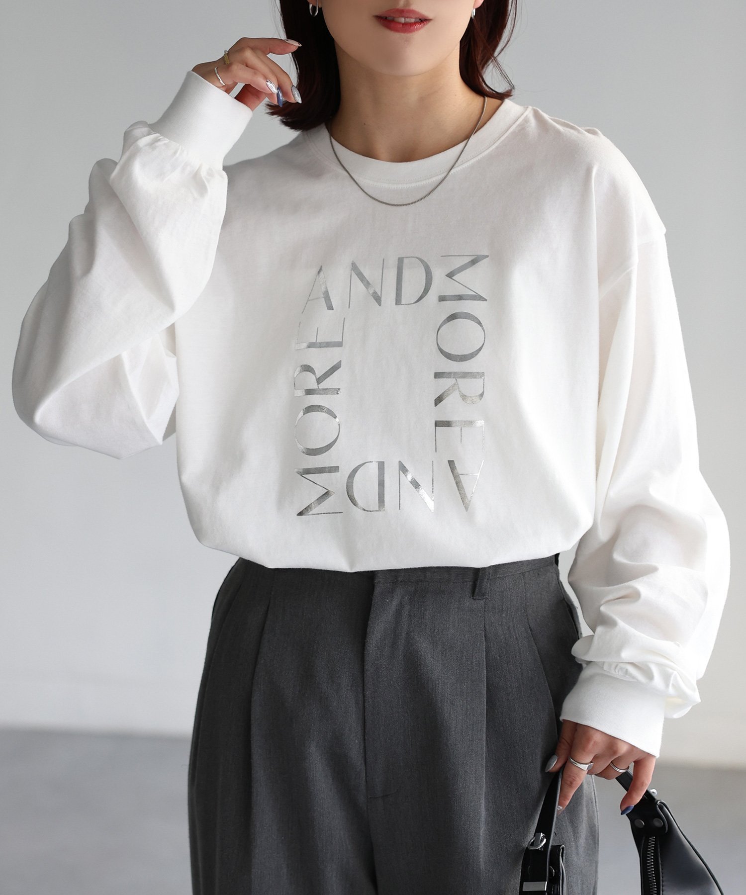 【リベリー/Riberry】のスクエアロゴプリントロンT インテリア・キッズ・メンズ・レディースファッション・服の通販 founy(ファニー) 　ファッション　Fashion　レディースファッション　Fashion for Women　トップス・カットソー　Cut & Sew Tops　ロングTシャツ・Tシャツ　Longline T-Shirts & Tees　インナー　Innerwear　コンパクト　Compact, Small Size　サロペット　Overalls, Salopette　シンプル　Simple, Minimal　ジャケット　Jacket, Outerwear　スクエア　Square, Square Shape　スラックス　Slacks, Dress Pants　デニム　Denim, Jeans Material　プリント　Print, Printed Pattern　ボトム　Bottoms, Lower Wear　マーメイド　Mermaid, Fishtail Silhouette　リラックス　Relax, Relaxed Fit　ロング　Long, Long-Length　おすすめ　Recommended / Our Picks　ホワイト×シルバー|ID: prp329100004639606 ipo3291000000033833794
