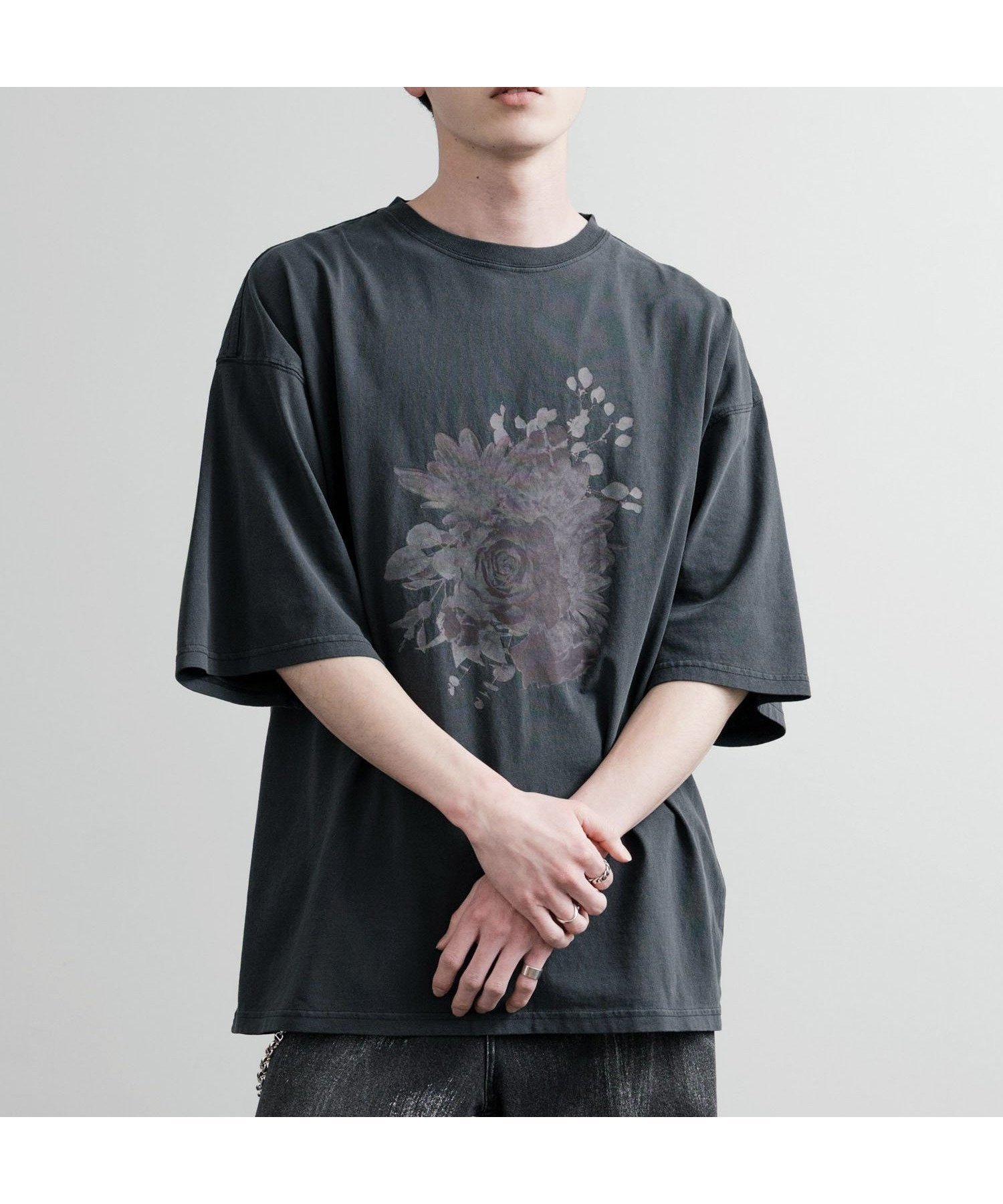 【ロッキーモンロー/Rocky Monroe】のオーバーサイズピグメント花柄プリントTシャツ インテリア・キッズ・メンズ・レディースファッション・服の通販 founy(ファニー) 　ファッション　Fashion　レディースファッション　Fashion for Women　トップス・カットソー　Cut & Sew Tops　シャツ・ブラウス・オフィスカジュアル　Elegant Blouses & Button-Ups　ロングTシャツ・Tシャツ　Longline T-Shirts & Tees　花柄・フラワープリント・モチーフ　Floral Prints & Motifs / Flower Pattern Tops　シンプル　Simple, Minimal　バランス　Balance, Style Balance　プリント　Print, Printed Pattern　メンズ　Men's, Menswear　リラックス　Relax, Relaxed Fit　ワイド　Wide, Wide Fit　再入荷　Restock / Back in Stock　おすすめ　Recommended / Our Picks　A1.ブラック|ID: prp329100004640269 ipo3291000000033556449