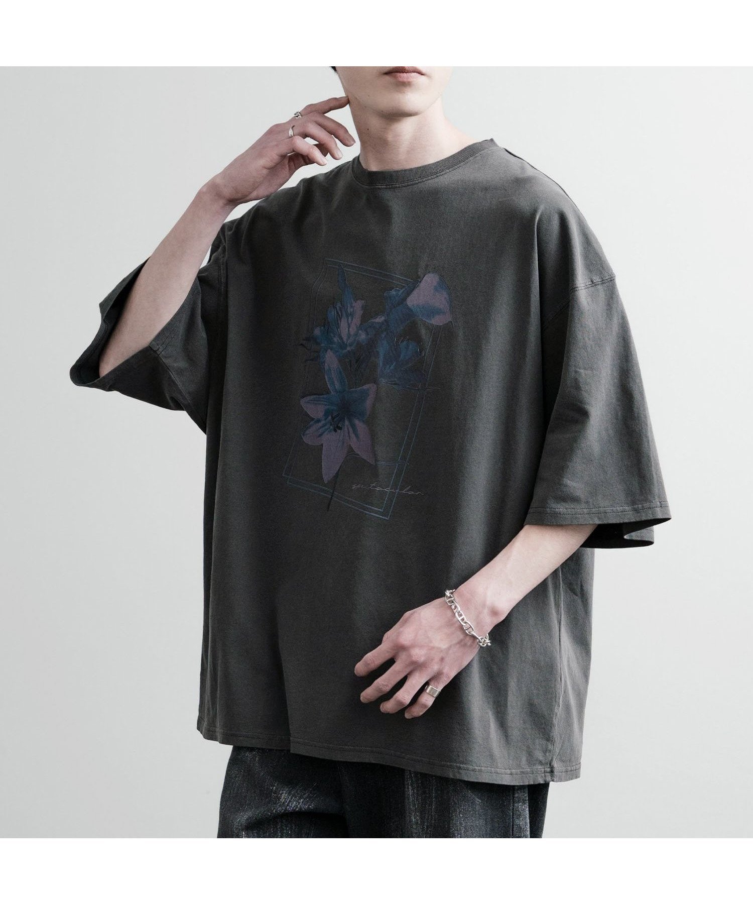 【ロッキーモンロー/Rocky Monroe】のオーバーサイズピグメント花柄プリントTシャツ インテリア・キッズ・メンズ・レディースファッション・服の通販 founy(ファニー) 　ファッション　Fashion　レディースファッション　Fashion for Women　トップス・カットソー　Cut & Sew Tops　シャツ・ブラウス・オフィスカジュアル　Elegant Blouses & Button-Ups　ロングTシャツ・Tシャツ　Longline T-Shirts & Tees　花柄・フラワープリント・モチーフ　Floral Prints & Motifs / Flower Pattern Tops　シンプル　Simple, Minimal　バランス　Balance, Style Balance　プリント　Print, Printed Pattern　メンズ　Men's, Menswear　リラックス　Relax, Relaxed Fit　ワイド　Wide, Wide Fit　再入荷　Restock / Back in Stock　おすすめ　Recommended / Our Picks　B4.チャコール|ID: prp329100004640269 ipo3291000000033556454
