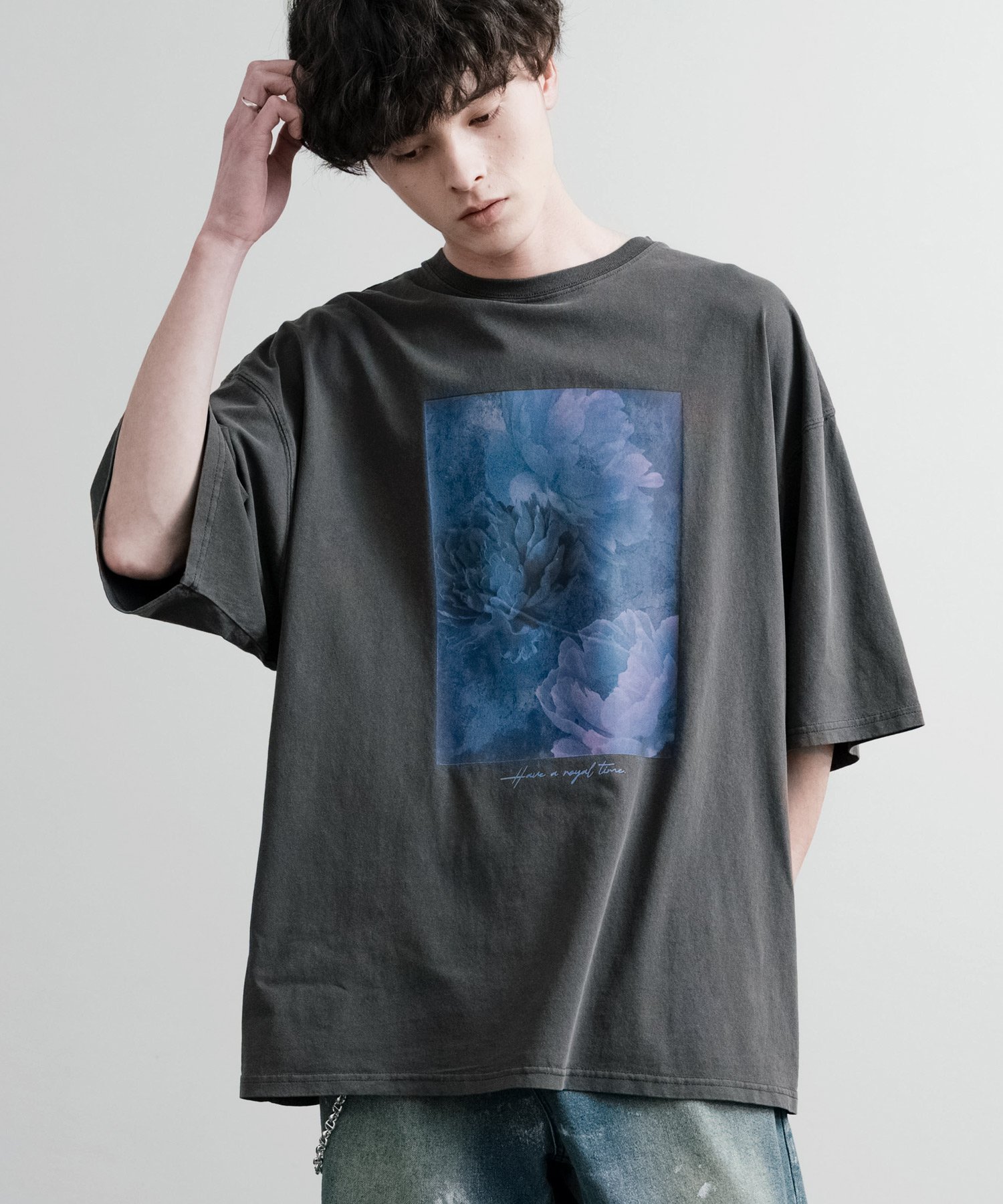 【ロッキーモンロー/Rocky Monroe】のオーバーサイズピグメント花柄プリントTシャツ インテリア・キッズ・メンズ・レディースファッション・服の通販 founy(ファニー) 　ファッション　Fashion　レディースファッション　Fashion for Women　トップス・カットソー　Cut & Sew Tops　シャツ・ブラウス・オフィスカジュアル　Elegant Blouses & Button-Ups　ロングTシャツ・Tシャツ　Longline T-Shirts & Tees　花柄・フラワープリント・モチーフ　Floral Prints & Motifs / Flower Pattern Tops　シンプル　Simple, Minimal　バランス　Balance, Style Balance　プリント　Print, Printed Pattern　メンズ　Men's, Menswear　リラックス　Relax, Relaxed Fit　ワイド　Wide, Wide Fit　再入荷　Restock / Back in Stock　おすすめ　Recommended / Our Picks　C6.チャコール|ID: prp329100004640269 ipo3291000000033556457