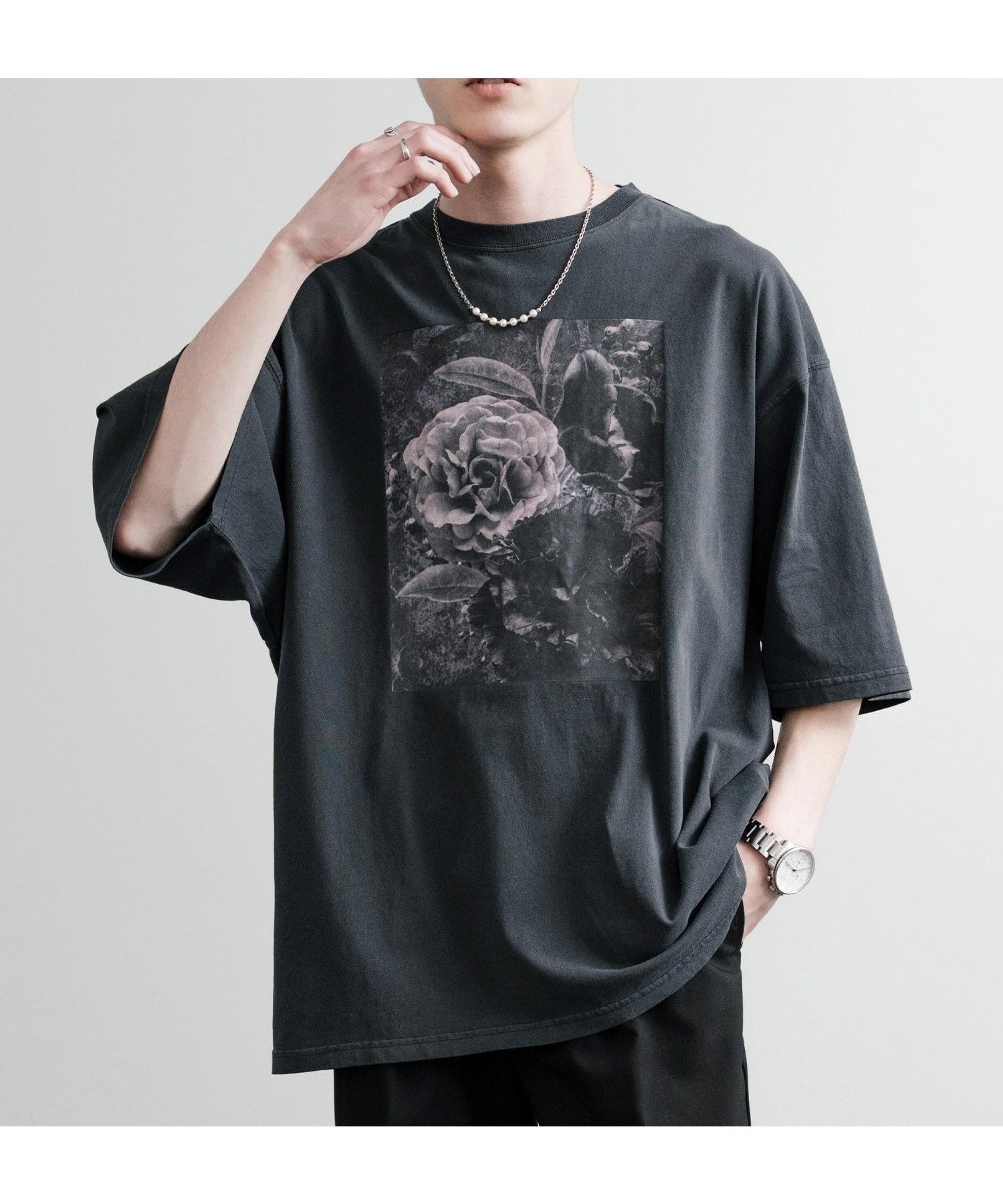 【ロッキーモンロー/Rocky Monroe】のオーバーサイズピグメント花柄プリントTシャツ インテリア・キッズ・メンズ・レディースファッション・服の通販 founy(ファニー) 　ファッション　Fashion　レディースファッション　Fashion for Women　トップス・カットソー　Cut & Sew Tops　シャツ・ブラウス・オフィスカジュアル　Elegant Blouses & Button-Ups　ロングTシャツ・Tシャツ　Longline T-Shirts & Tees　花柄・フラワープリント・モチーフ　Floral Prints & Motifs / Flower Pattern Tops　シンプル　Simple, Minimal　バランス　Balance, Style Balance　プリント　Print, Printed Pattern　メンズ　Men's, Menswear　リラックス　Relax, Relaxed Fit　ワイド　Wide, Wide Fit　再入荷　Restock / Back in Stock　おすすめ　Recommended / Our Picks　D7.ブラック|ID: prp329100004640269 ipo3291000000033556458