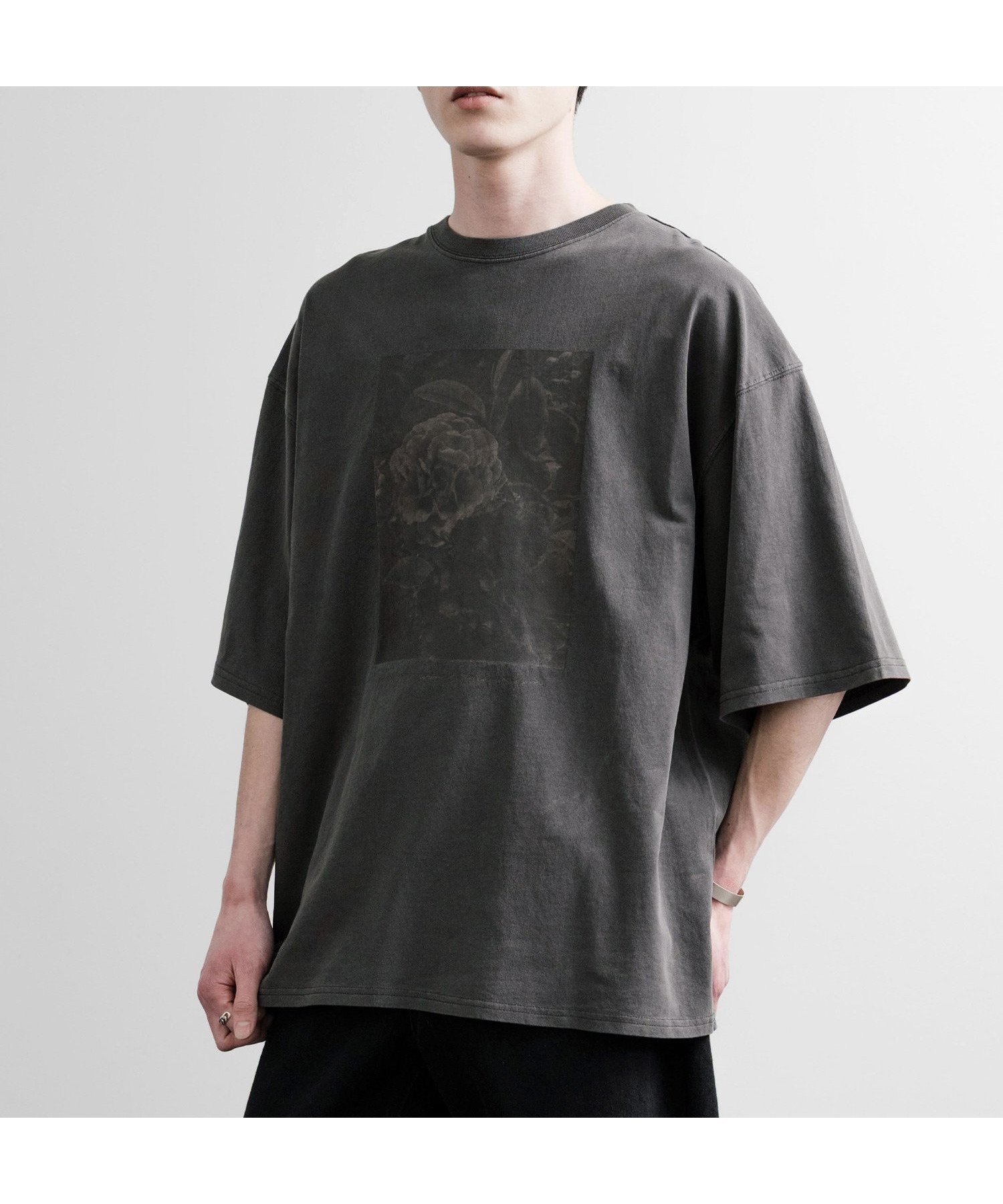 【ロッキーモンロー/Rocky Monroe】のオーバーサイズピグメント花柄プリントTシャツ インテリア・キッズ・メンズ・レディースファッション・服の通販 founy(ファニー) 　ファッション　Fashion　レディースファッション　Fashion for Women　トップス・カットソー　Cut & Sew Tops　シャツ・ブラウス・オフィスカジュアル　Elegant Blouses & Button-Ups　ロングTシャツ・Tシャツ　Longline T-Shirts & Tees　花柄・フラワープリント・モチーフ　Floral Prints & Motifs / Flower Pattern Tops　シンプル　Simple, Minimal　バランス　Balance, Style Balance　プリント　Print, Printed Pattern　メンズ　Men's, Menswear　リラックス　Relax, Relaxed Fit　ワイド　Wide, Wide Fit　再入荷　Restock / Back in Stock　おすすめ　Recommended / Our Picks　D8.チャコール|ID: prp329100004640269 ipo3291000000033556459