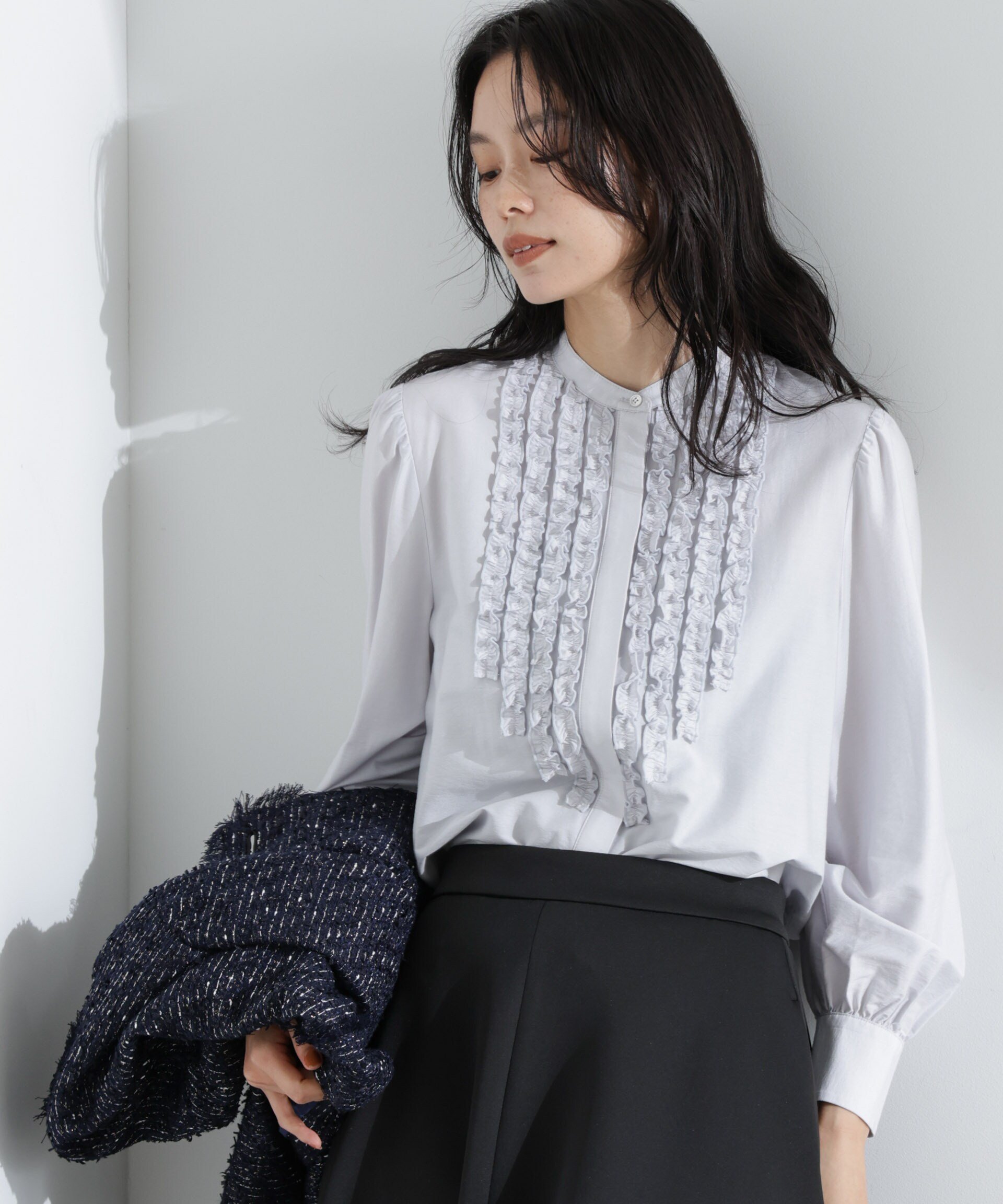 【ナノ ユニバース/nano universe】のフリルブラウス インテリア・キッズ・メンズ・レディースファッション・服の通販 founy(ファニー) 　ファッション　Fashion　レディースファッション　Fashion for Women　トップス・カットソー　Cut & Sew Tops　シャツ・ブラウス・オフィスカジュアル　Elegant Blouses & Button-Ups　インナー　Innerwear　ウォッシャブル　Machine Washable　カーディガン　Cardigan, Knitwear　ガーリー　Girly, Feminine Style　クラシカル　Classical, Vintage-Inspired　ジャケット　Jacket, Outerwear　スラックス　Slacks, Dress Pants　デニム　Denim, Jeans Material　バランス　Balance, Style Balance　フィット　Fit, Slim Fit　フェミニン　Feminine, Girly　フリル　Frill, Ruffle　フロント　Front, Front Design　ボトム　Bottoms, Lower Wear　ミックス　Mix, Mixed Style　おすすめ　Recommended / Our Picks　エレガント 上品　Elegant　ビジネス 仕事 通勤　Business / Work / Commuting　2025年　2025　2025春夏・S/S　Spring/Summer 2025 SS25　L.グレー1|ID: prp329100004640829 ipo3291000000033461153