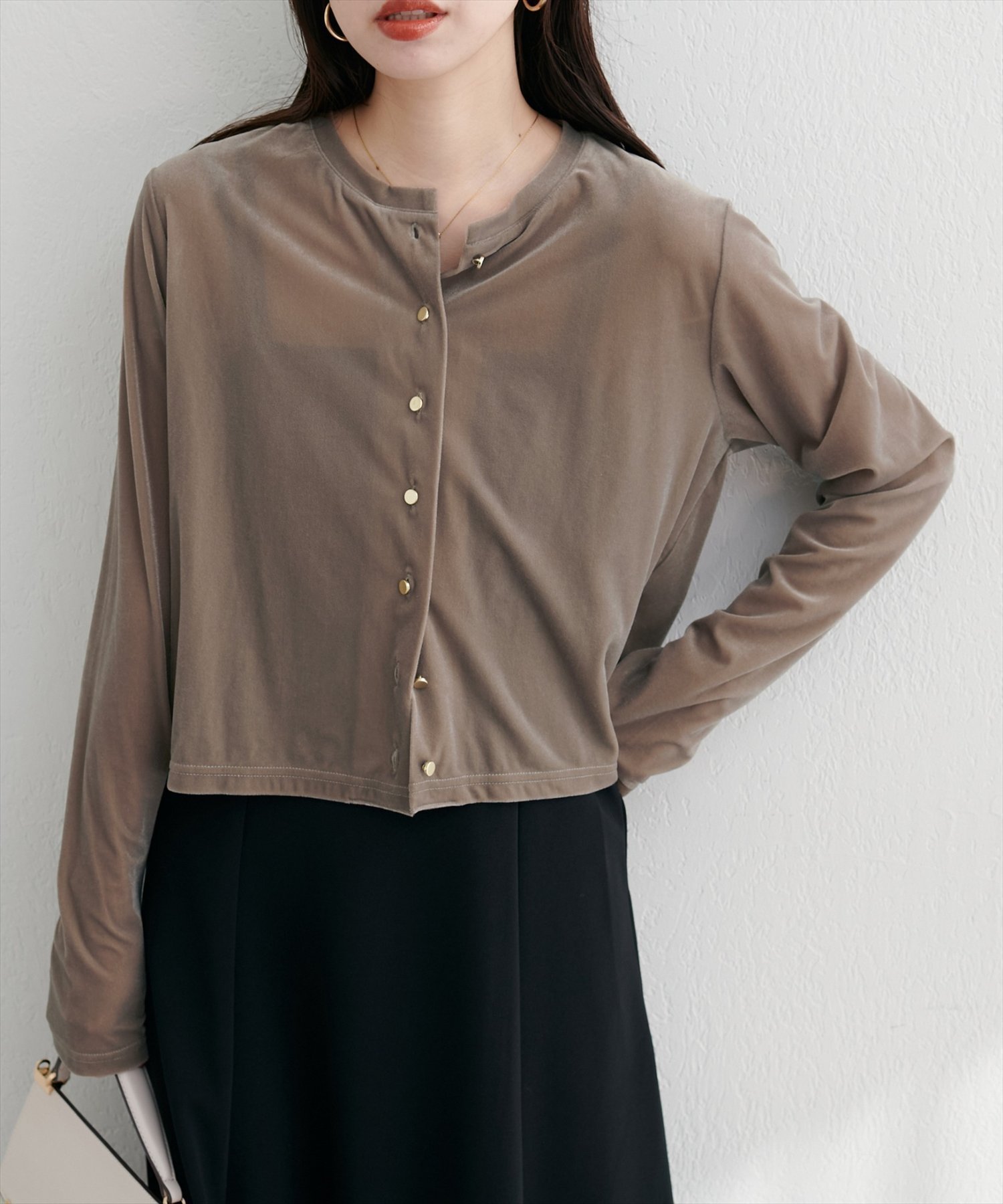 【ナチュラルクチュール/natural couture】のクルーネックシアーベロアカーデ インテリア・キッズ・メンズ・レディースファッション・服の通販 founy(ファニー) 　ファッション　Fashion　レディースファッション　Fashion for Women　トップス・カットソー　Cut & Sew Tops　ベロアトップス　Velour Tops / Velvet-Look Items　カットソー　Cut and Sewn Top　カーディガン　Cardigan, Knitwear　スニーカー　Sneakers, Trainers　デコルテ　Décolleté, Neckline　デニム　Denim, Jeans Material　なめらか　Smooth, Silky Texture　フレア　Flare, Flared　ベロア　Velour, Soft Velvet　ポケット　Pocket, Pocket Detail　羽織　Haori, Light Jacket　リュクス　Luxury, Elegant, High-End, Chic　再入荷　Restock / Back in Stock　おすすめ　Recommended / Our Picks　エレガント 上品　Elegant　2025年　2025　2025-2026秋冬・A/W　Autumn/Winter 2025–26 AW25–26　グレイッシュベージュ|ID: prp329100004641265 ipo3291000000033845675