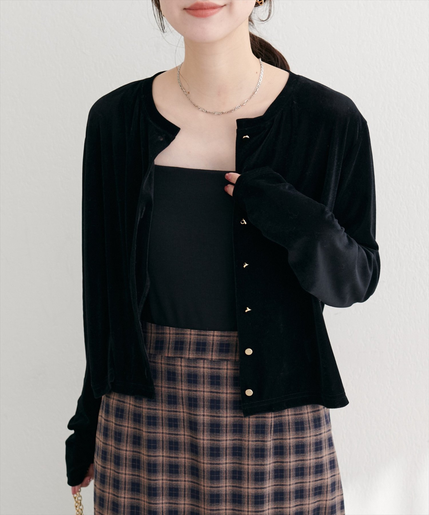 【ナチュラルクチュール/natural couture】のクルーネックシアーベロアカーデ インテリア・キッズ・メンズ・レディースファッション・服の通販 founy(ファニー) 　ファッション　Fashion　レディースファッション　Fashion for Women　トップス・カットソー　Cut & Sew Tops　ベロアトップス　Velour Tops / Velvet-Look Items　カットソー　Cut and Sewn Top　カーディガン　Cardigan, Knitwear　スニーカー　Sneakers, Trainers　デコルテ　Décolleté, Neckline　デニム　Denim, Jeans Material　なめらか　Smooth, Silky Texture　フレア　Flare, Flared　ベロア　Velour, Soft Velvet　ポケット　Pocket, Pocket Detail　羽織　Haori, Light Jacket　リュクス　Luxury, Elegant, High-End, Chic　再入荷　Restock / Back in Stock　おすすめ　Recommended / Our Picks　エレガント 上品　Elegant　2025年　2025　2025-2026秋冬・A/W　Autumn/Winter 2025–26 AW25–26　ブラック|ID: prp329100004641265 ipo3291000000033845679