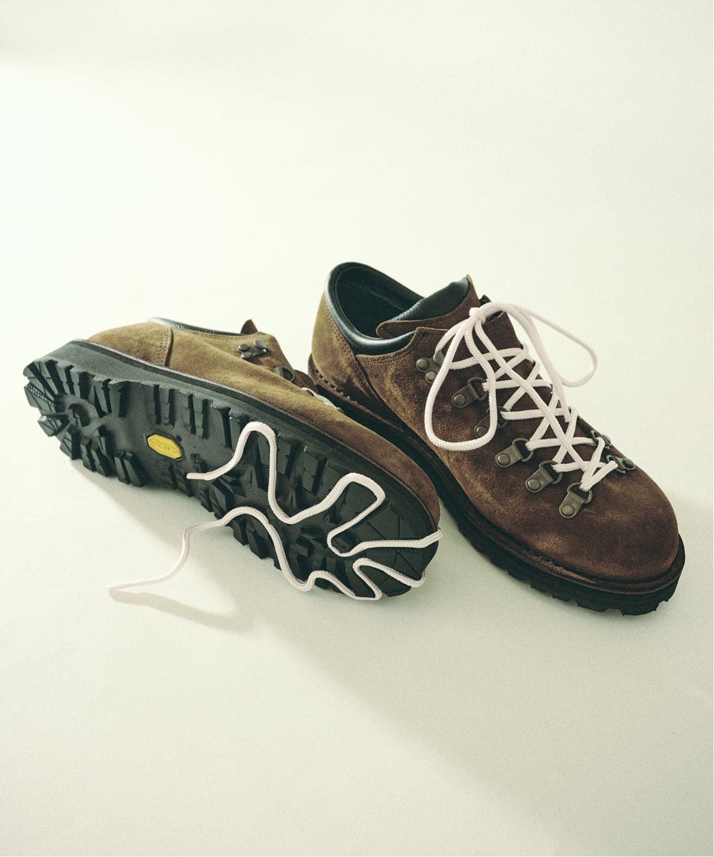 【ジャーナルスタンダード/JOURNAL STANDARD / MEN】のDANNER / ダナー 別注 MT RIDGE LOW インテリア・キッズ・メンズ・レディースファッション・服の通販 founy(ファニー) 　ファッション　Fashion　メンズファッション　Fashion for Men　アウトドア　Outdoor Clothing　クッション　Cushion, Throw Pillow　軽量　Lightweight, Ultra Light　ダウン　Down, Puffer　トレンド　Trend, Trending Now　定番　Standard, Basic Item　別注　Limited Edition, Custom Order　ブラウン|ID: prp329100004641434 ipo3291000000033824853
