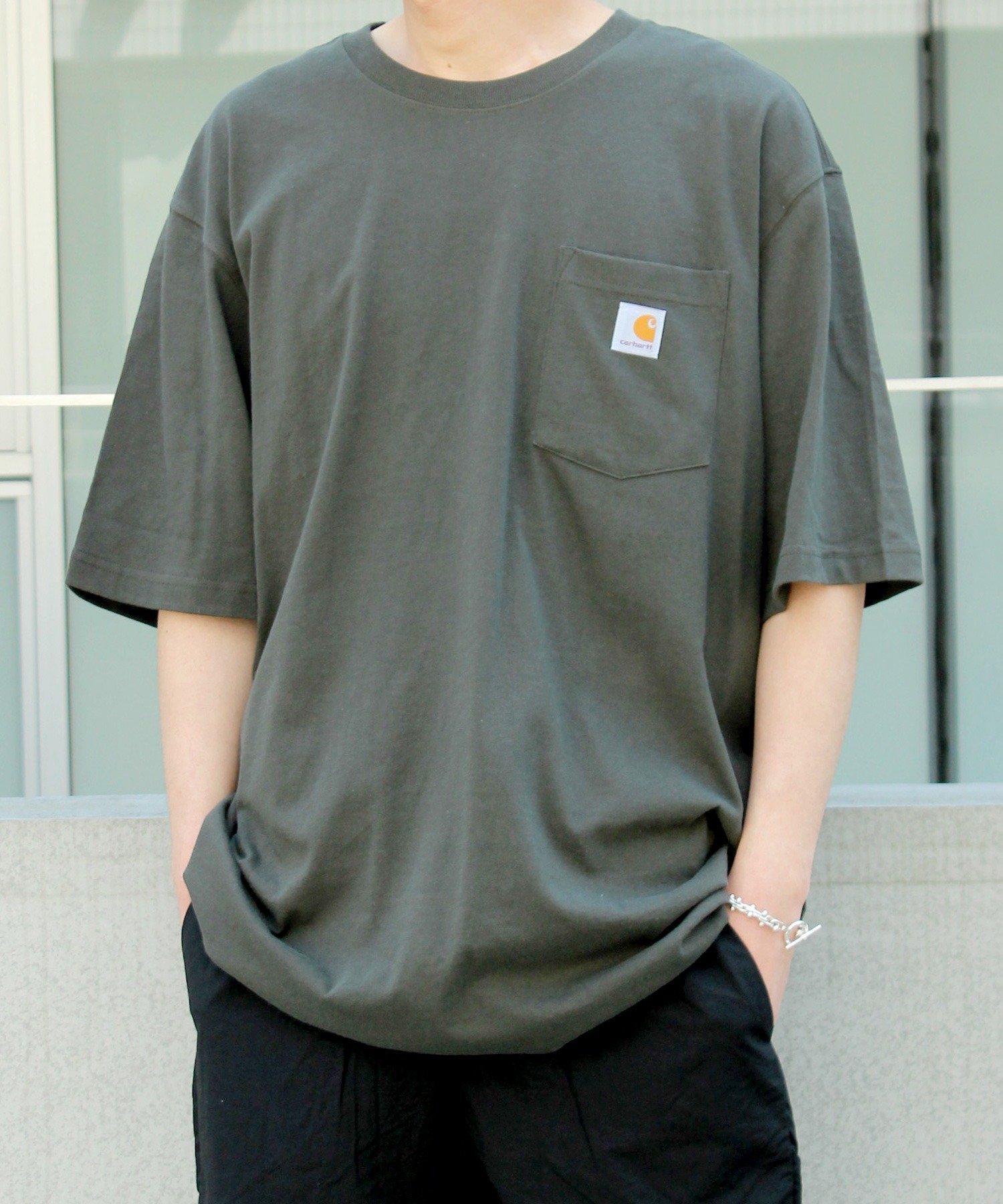 【イールド/yield / MEN】の【carhartt】カーハート Workwear 1/2-Sleeve T-Shirts ビッグシルエット ポケット半袖 ロゴ Tシャツ トップス K87 インテリア・キッズ・メンズ・レディースファッション・服の通販 founy(ファニー) 　ファッション　Fashion　メンズファッション　Fashion for Men　トップス・カットソー　Cut & Sew Tops　メンズシャツ　Shirts　ロングTシャツ・Tシャツ / 着回し力抜群　Longline T-Shirts & Tees　カットソー　Cut and Sewn Top　ショルダー　Shoulder, Shoulder Strap　ドロップ　Drop Shoulder, Dropped Style　ビッグ　Big, Oversized　ファブリック　Fabric, Textile　ベーシック　Basic, Essential　ポケット　Pocket, Pocket Detail　ルーズ　Loose, Oversized　ワンポイント　One Point, Statement Accent　半袖　Short Sleeve, Half Sleeve　OLV|ID: prp329100004641575 ipo3291000000033473217
