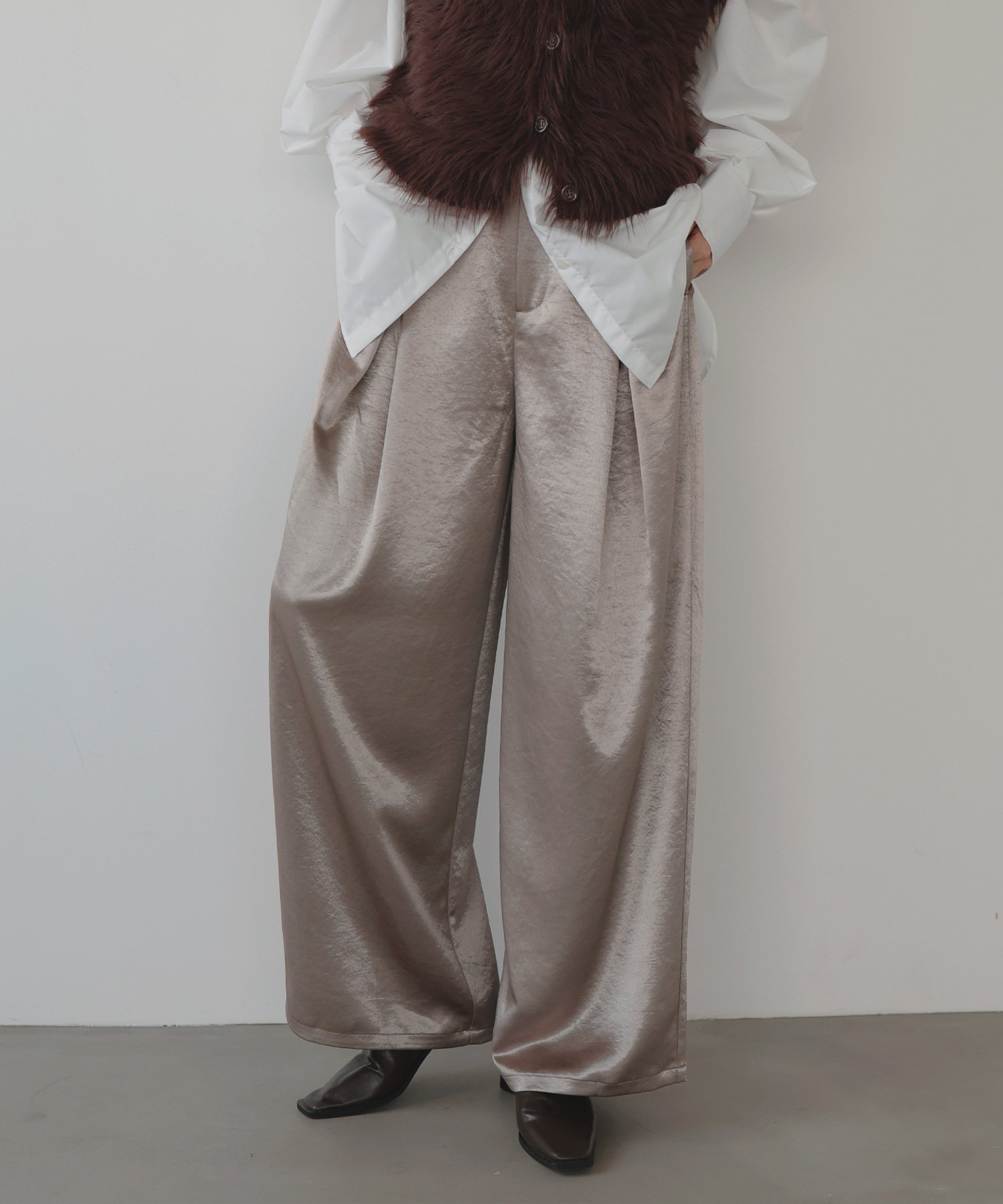 【リアン/Lian】のサテンタックワイドパンツ インテリア・キッズ・メンズ・レディースファッション・服の通販 founy(ファニー) 　ファッション　Fashion　レディースファッション　Fashion for Women　パンツ　Pants & Trousers　サテン　Satin, Glossy Fabric　グレイッシュベージュ|ID: prp329100004641828 ipo3291000000033516177
