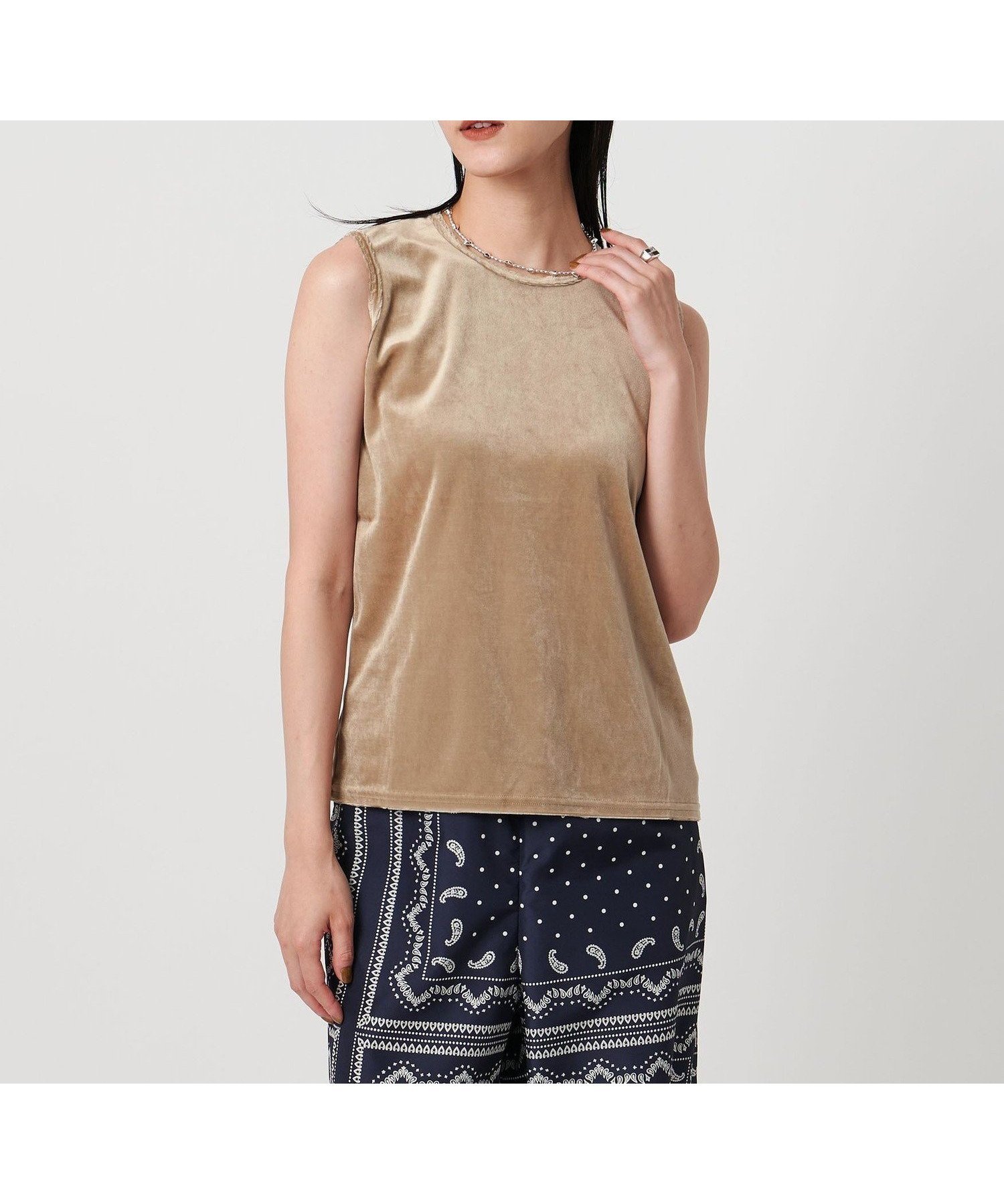 【ユナイテッドアローズ/UNITED ARROWS】のベロア ノースリーブ Tシャツ ウォッシャブル インテリア・キッズ・メンズ・レディースファッション・服の通販 founy(ファニー) 　ファッション　Fashion　レディースファッション　Fashion for Women　トップス・カットソー　Cut & Sew Tops　キャミソール&ノースリーブ　Camisoles & Sleeveless Tops　シャツ・ブラウス・オフィスカジュアル　Elegant Blouses & Button-Ups　ロングTシャツ・Tシャツ　Longline T-Shirts & Tees　ベロアトップス　Velour Tops / Velvet-Look Items　なめらか　Smooth, Silky Texture　ウォッシャブル　Machine Washable　シンプル　Simple, Minimal　タンク　Tank Top, Sleeveless Top　ノースリーブ　Sleeveless, No-Sleeve　ベロア　Velour, Soft Velvet　ボトム　Bottoms, Lower Wear　エレガント 上品　Elegant　BEIGE|ID: prp329100004641910 ipo3291000000033478128