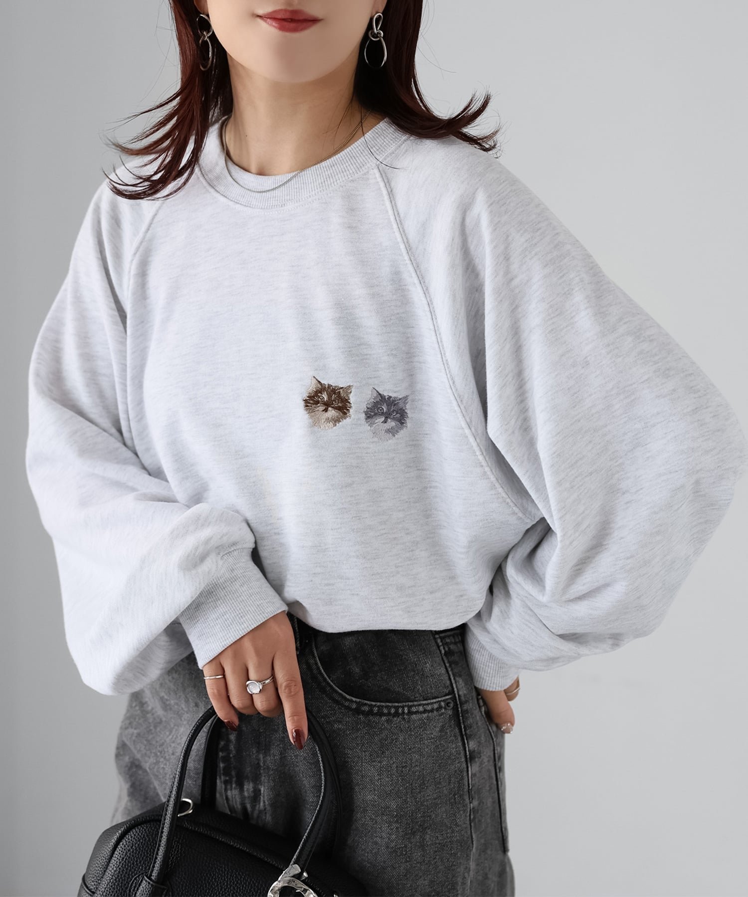 【リベリー/Riberry】のネコ刺繍ラグラン裏毛スウェット インテリア・キッズ・メンズ・レディースファッション・服の通販 founy(ファニー) 　ファッション　Fashion　レディースファッション　Fashion for Women　トップス・カットソー　Cut & Sew Tops　レディースパーカー・カジュアルフーディー　Casual Hoodies & Sweatshirts　スウェット・クルーネックトップス　Sweatshirts & Crewnecks / Relaxed Fit Sweat Tops　アクセサリー　Fashion Accessories　春　Spring　カットソー　Cut and Sewn Top　吸水　Absorbent, Quick-Dry　シンプル　Simple, Minimal　スウェット / スエット　Sweatshirt, Sweatwear　スラックス　Slacks, Dress Pants　デニム　Denim, Jeans Material　トレンド　Trend, Trending Now　ネコ　Cat, Feline Motif　プリーツ　Pleats, Pleated　ループ　Loop, Loop Knit　ロング　Long, Long-Length　A/W・秋冬　Autumn/Winter　おすすめ　Recommended / Our Picks　オートミール|ID: prp329100004642047 ipo3291000000033543830