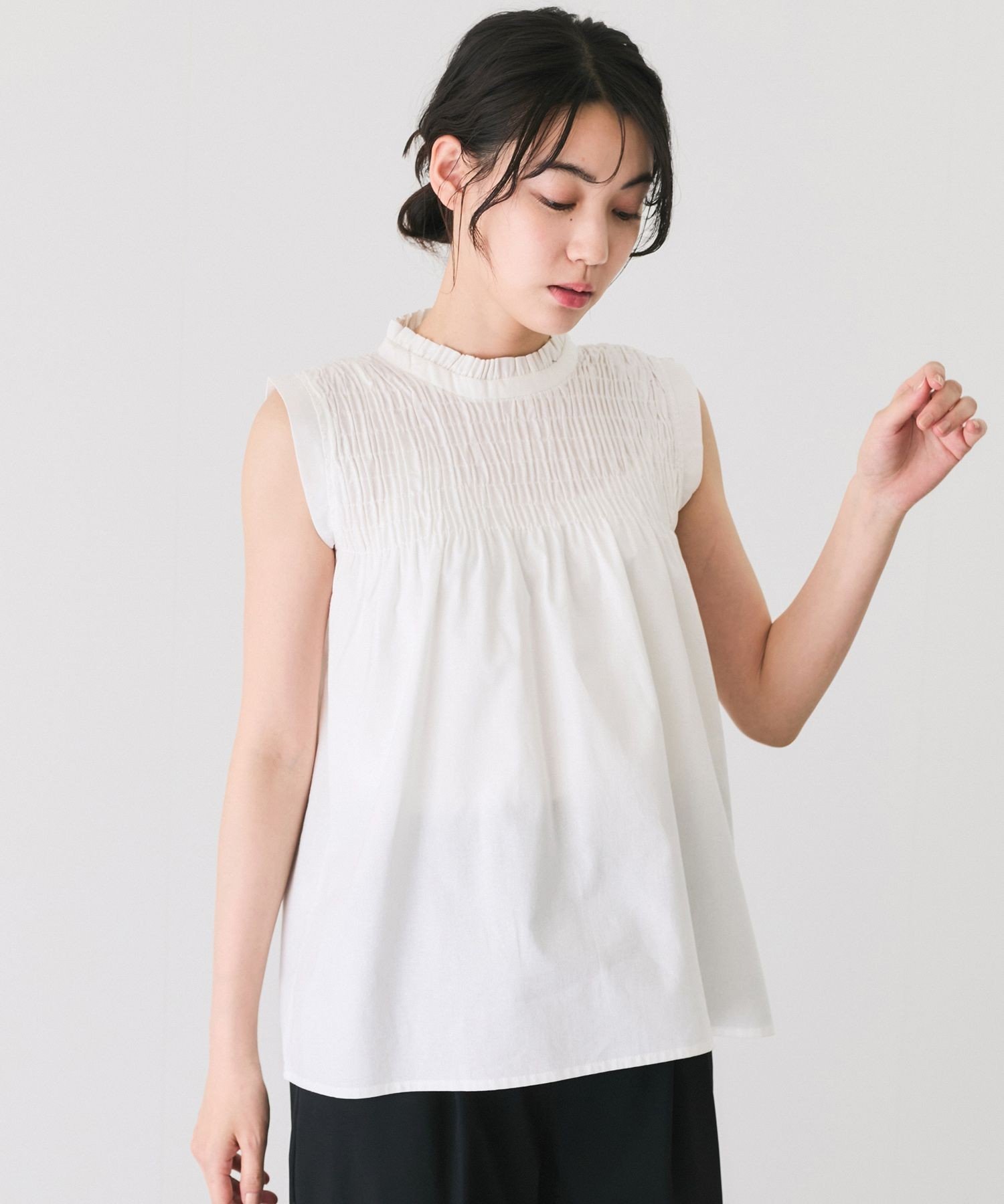 【ジャイロ/JAYRO】のギャザーノースリーブブラウス インテリア・キッズ・メンズ・レディースファッション・服の通販 founy(ファニー) 　ファッション　Fashion　レディースファッション　Fashion for Women　トップス・カットソー　Cut & Sew Tops　キャミソール&ノースリーブ　Camisoles & Sleeveless Tops　シャツ・ブラウス・オフィスカジュアル　Elegant Blouses & Button-Ups　エレガント 上品　Elegant　春　Spring　サテン　Satin, Glossy Fabric　サンダル　Sandals, Summer Shoes　シャーリング　Shirring, Ruched　シューズ　Shoes, Footwear　シンプル　Simple, Minimal　デニム　Denim, Jeans Material　フィット　Fit, Slim Fit　フラット　Flat, Flat Shoes　フリル　Frill, Ruffle　ポケット　Pocket, Pocket Detail　S/S・春夏　SS, Spring/Summer, Warm Season　夏　Summer　ホワイト(10)|ID: prp329100004642094 ipo3291000000033550203