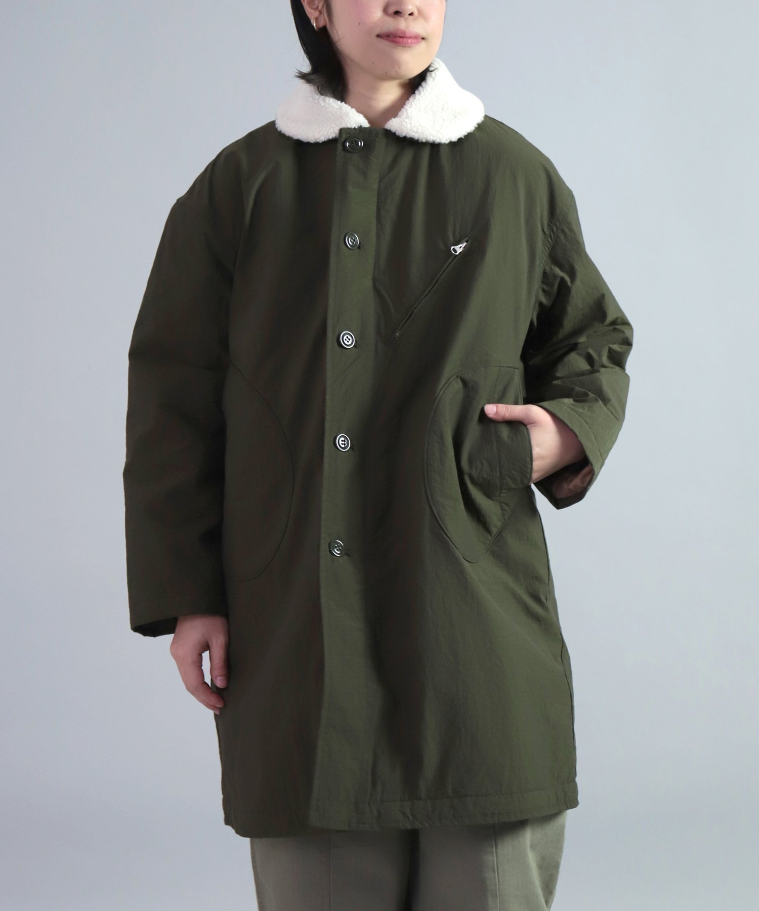 【ドミンゴ/DOMINGO】のナイロンリップ デッキコート インテリア・キッズ・メンズ・レディースファッション・服の通販 founy(ファニー) 　ファッション　Fashion　レディースファッション　Fashion for Women　アウター　Coat / Outerwear Collection　コート・ロングコート・ピーコート　Long Coats, Peacoats & More　ウォーム　Warm Fabric　キルティング　Quilted, Quilting　クラシック　Classic, Timeless Style　ジャケット　Jacket, Outerwear　ハンド　Hand, Handmade　ポケット　Pocket, Pocket Detail　防寒　Cold Protection, Winter-Ready　ミドル　Middle Length, Mid Height　リップ　Lip, Lip Motif　ワイド　Wide, Wide Fit　冬　Winter / This Winter　オリーブ|ID: prp329100004642780 ipo3291000000033489725