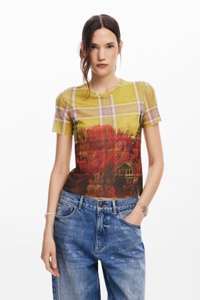 【デシグアル/Desigual】の秋の小屋が描かれた半袖Tシャツ 人気、トレンドファッション・服の通販 founy(ファニー) ファッション Fashion レディースファッション Fashion for Women トップス・カットソー Cut & Sew Tops シャツ・ブラウス・オフィスカジュアル Elegant Blouses & Button-Ups ロングTシャツ・Tシャツ Longline T-Shirts & Tees イエロー Yellow カラフル Colorful Design シューズ Shoes, Footwear チェック Check, Plaid, Tartan デニム Denim, Jeans Material パターン Pattern, Design Print パッチワーク Patchwork, Mixed Fabric プリント Print, Printed Pattern メンズ Men's, Menswear 半袖 Short Sleeve, Half Sleeve 秋 Autumn |ID:prp329100004643052
