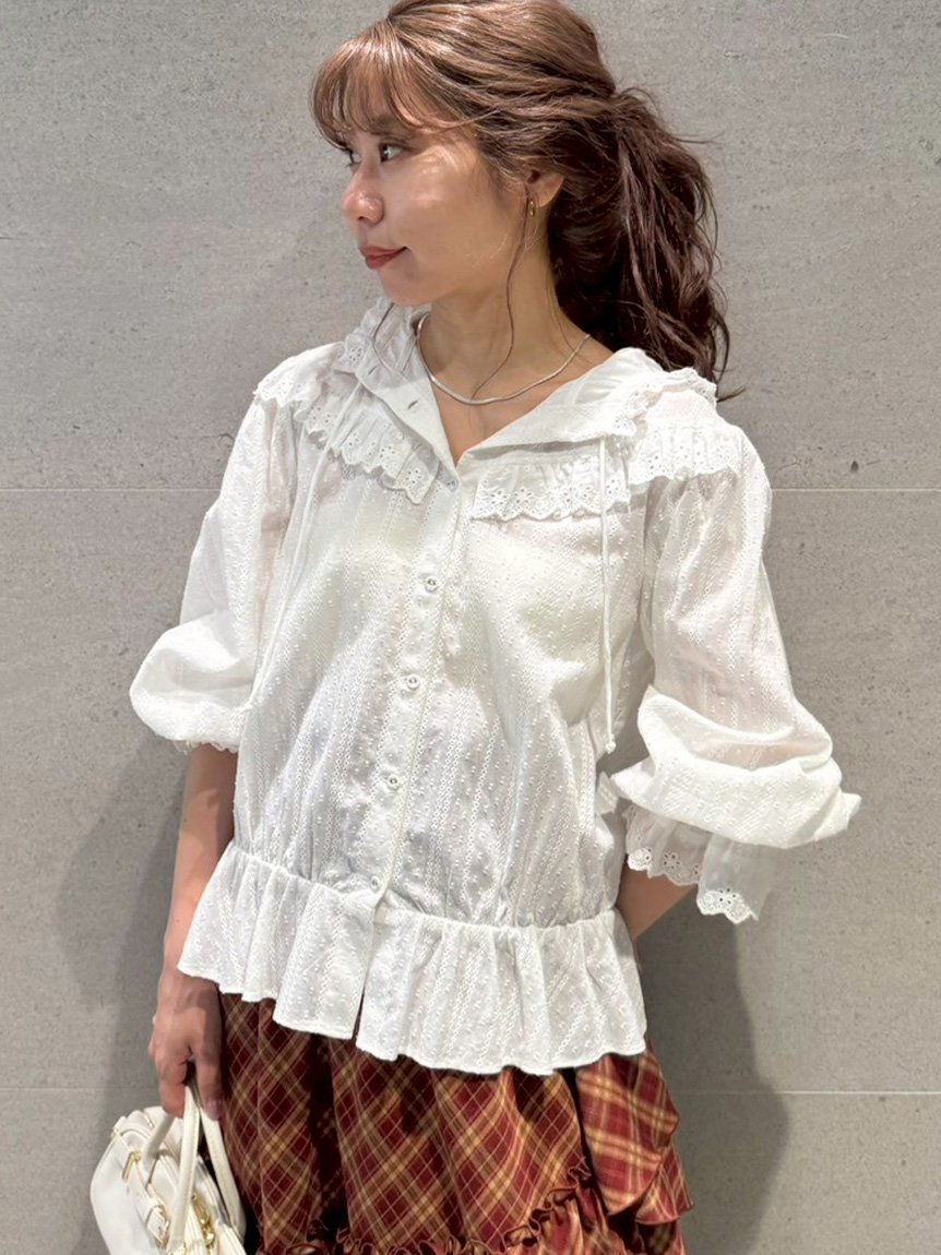 【リリーブラウン/Lily Brown】のフーディーコットンレースブラウス インテリア・キッズ・メンズ・レディースファッション・服の通販 founy(ファニー) 　ファッション　Fashion　レディースファッション　Fashion for Women　トップス・カットソー　Cut & Sew Tops　シャツ・ブラウス・オフィスカジュアル　Elegant Blouses & Button-Ups　ガーリー　Girly, Feminine Style　フリル　Frill, Ruffle　ブラウジング　Blouson Silhouette, Cinched Waist　レース　Lace, Lace Fabric　WHT[001]|ID: prp329100004643290 ipo3291000000033569732
