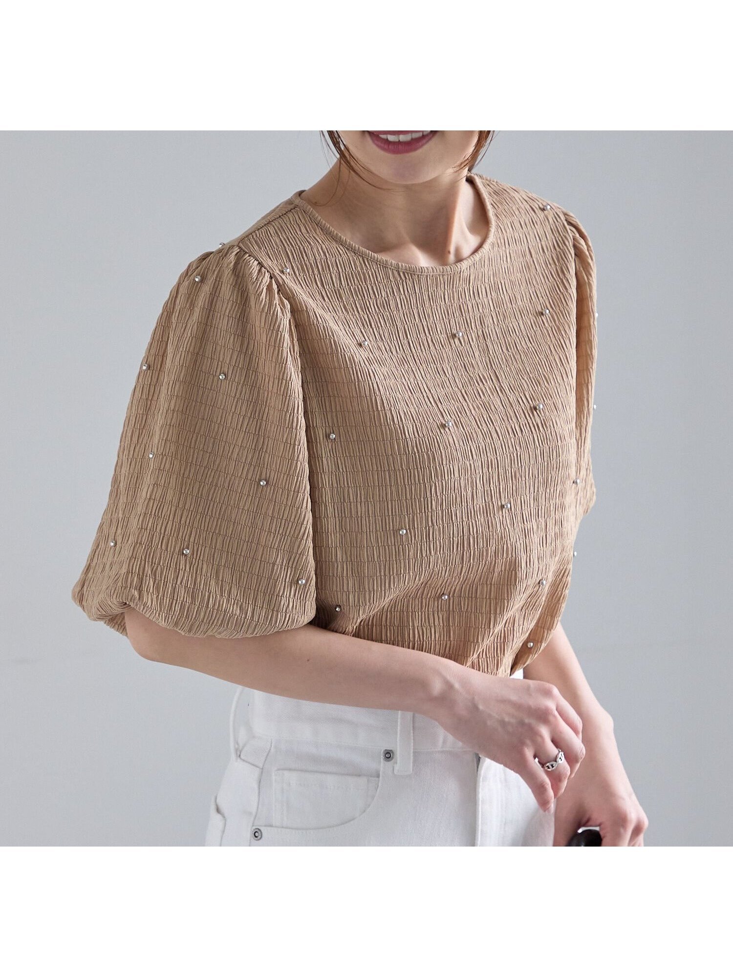 【テチチ/Te chichi】のメタルドットボリュームスリーブトップス インテリア・キッズ・メンズ・レディースファッション・服の通販 founy(ファニー) 　ファッション　Fashion　レディースファッション　Fashion for Women　トップス・カットソー　Cut & Sew Tops　ボリューム袖・フリルスリーブブラウス　Voluminous & Ruffle Sleeves / Puffy Sleeve Tops　シャーリング　Shirring, Ruched　スリーブ　Sleeve, Long Sleeve / Short Sleeve　ドット　Polka Dot, Dot Pattern　バルーン　Balloon, Balloon Silhouette　メタル　Metal, Metal Parts　ビジネス 仕事 通勤　Business / Work / Commuting　ベージュ|ID: prp329100004643462 ipo3291000000033497012
