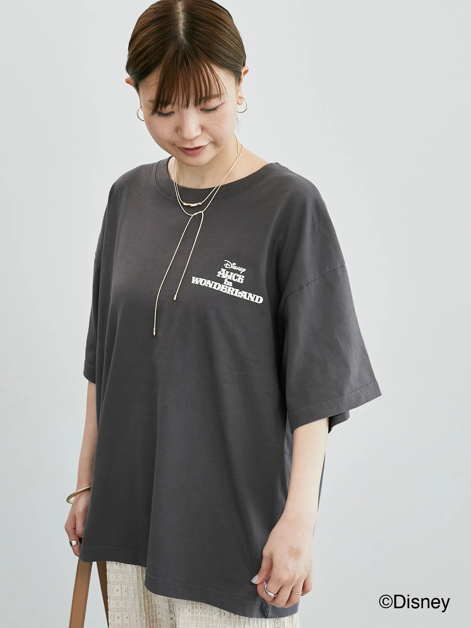 【テチチ/Te chichi】の【Disney】ふしぎの国のアリス/プリントTシャツ1 インテリア・キッズ・メンズ・レディースファッション・服の通販 founy(ファニー) 　ファッション　Fashion　レディースファッション　Fashion for Women　トップス・カットソー　Cut & Sew Tops　シャツ・ブラウス・オフィスカジュアル　Elegant Blouses & Button-Ups　ロングTシャツ・Tシャツ　Longline T-Shirts & Tees　グラフィック　Graphic, Graphic Design　シンプル　Simple, Minimal　プリント　Print, Printed Pattern　リラックス　Relax, Relaxed Fit　チャコールグレー|ID: prp329100004643854 ipo3291000000033503438