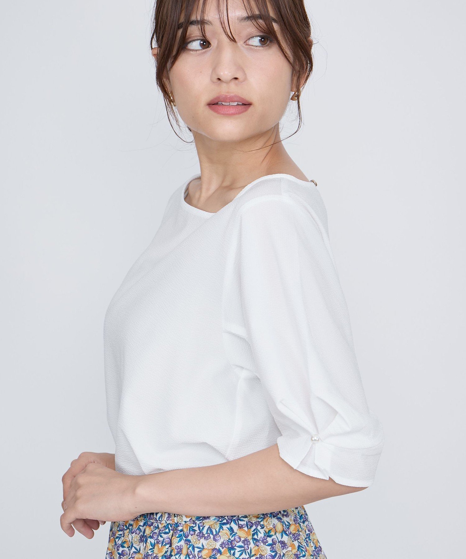 【クイーンズ コート/QUEENS COURT】のサッカーパールボタンタックブラウス≪手洗い可能≫ インテリア・キッズ・メンズ・レディースファッション・服の通販 founy(ファニー) 　ファッション　Fashion　レディースファッション　Fashion for Women　トップス・カットソー　Cut & Sew Tops　シャツ・ブラウス・オフィスカジュアル　Elegant Blouses & Button-Ups　サッカー　Seersucker, Summer Fabric　パール　Pearl, Pearl Accent　フェミニン　Feminine, Girly　フォルム　Silhouette, Form　ポケット　Pocket, Pocket Detail　ワンポイント　One Point, Statement Accent　オフホワイト|ID: prp329100004644169 ipo3291000000033506749