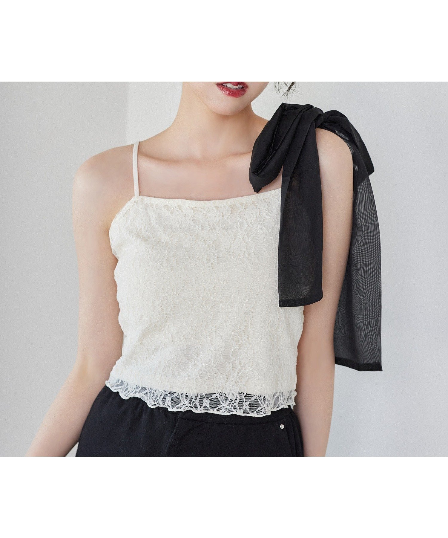 【ナイスクラップ/NICE CLAUP】の【PremiumOrder】肩リボンレースキャミ インテリア・キッズ・メンズ・レディースファッション・服の通販 founy(ファニー) 　ファッション　Fashion　レディースファッション　Fashion for Women　トップス・カットソー　Cut & Sew Tops　キャミソール&ノースリーブ　Camisoles & Sleeveless Tops　2025年　2025　2025-2026秋冬・A/W　Autumn/Winter 2025–26 AW25–26　おすすめ　Recommended / Our Picks　インナー　Innerwear　カーディガン　Cardigan, Knitwear　キャミソール　Camisole, Spaghetti Strap Top　コンパクト　Compact, Small Size　シアー　Sheer, See-Through　リボン　Ribbon, Bow　秋　Autumn　羽織　Haori, Light Jacket　アイボリー|ID: prp329100004644221 ipo3291000000033598555