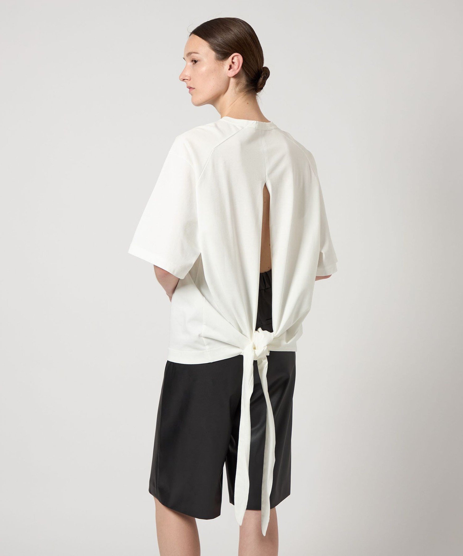 【ユナイテッドアローズ/UNITED ARROWS】のAEWEN MATOPH バックスリット ビッグTシャツ インテリア・キッズ・メンズ・レディースファッション・服の通販 founy(ファニー) 　ファッション　Fashion　レディースファッション　Fashion for Women　トップス・カットソー　Cut & Sew Tops　シャツ・ブラウス・オフィスカジュアル　Elegant Blouses & Button-Ups　ロングTシャツ・Tシャツ　Longline T-Shirts & Tees　バッグ　Bags　おすすめ　Recommended / Our Picks　イレギュラーヘム　Irregular Hem　サテン　Satin, Glossy Fabric　スラックス　Slacks, Dress Pants　スリット　Slit, Slit Detail　ビッグ　Big, Oversized　リボン　Ribbon, Bow　WHITE|ID: prp329100004644343 ipo3291000000033509450