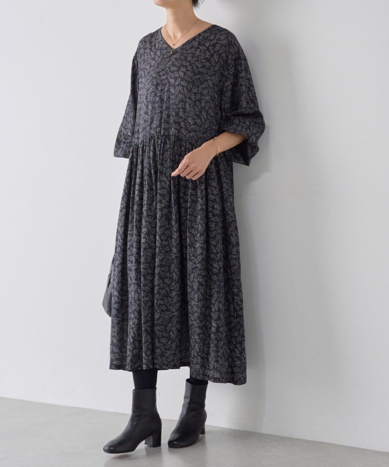【ビアズリー/BEARDSLEY】のリーフプリントギャザーワンピース インテリア・キッズ・メンズ・レディースファッション・服の通販 founy(ファニー) 　ファッション　Fashion　レディースファッション　Fashion for Women　ワンピース　Dresses　ギャザー　Gathered, Ruffled　デニム　Denim, Jeans Material　プリント　Print, Printed Pattern　リボン　Ribbon, Bow　リーフ　Leaf, Botanical Leaf　エレガント 上品　Elegant　ブラック|ID: prp329100004645049 ipo3291000000033864201