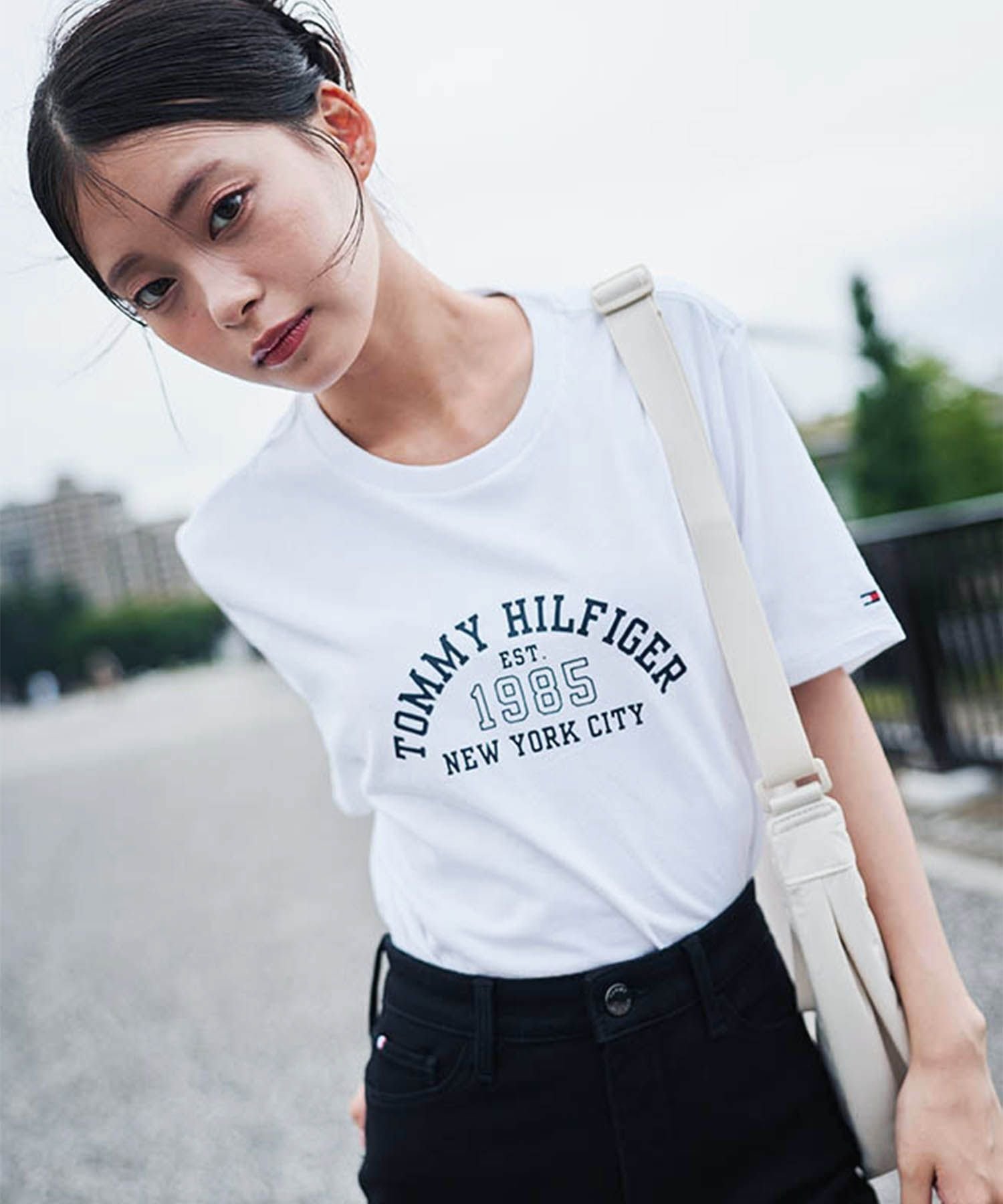 【トミーヒルフィガー/TOMMY HILFIGER】の【オンライン限定】【ユニセックス】トミーヒルフィガー アーチロゴTシャツ インテリア・キッズ・メンズ・レディースファッション・服の通販 founy(ファニー) 　ファッション　Fashion　レディースファッション　Fashion for Women　トップス・カットソー　Cut & Sew Tops　シャツ・ブラウス・オフィスカジュアル　Elegant Blouses & Button-Ups　ロングTシャツ・Tシャツ　Longline T-Shirts & Tees　アメリカン　American Style　インナー　Innerwear　クラシック　Classic, Timeless Style　ゴルフ　Golf　シンプル　Simple, Minimal　デニム　Denim, Jeans Material　プリント　Print, Printed Pattern　モダン　Modern, Contemporary　ワンポイント　One Point, Statement Accent　人気　Popular, Best Seller　ホワイトYCI|ID: prp329100004645723 ipo3291000000033530814
